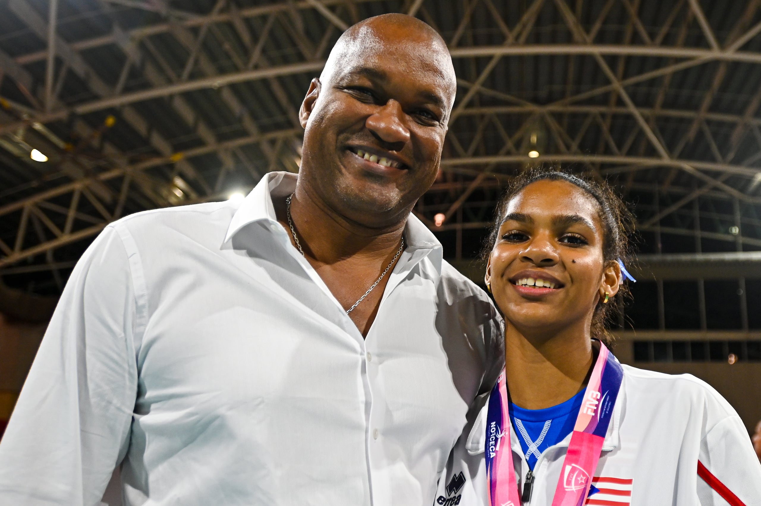 Andrés y Alana Guibert comparten durante la Copa Panamericana Sub 19 de voleibol, en donde Alana representó a su padre y a Puerto Rico.