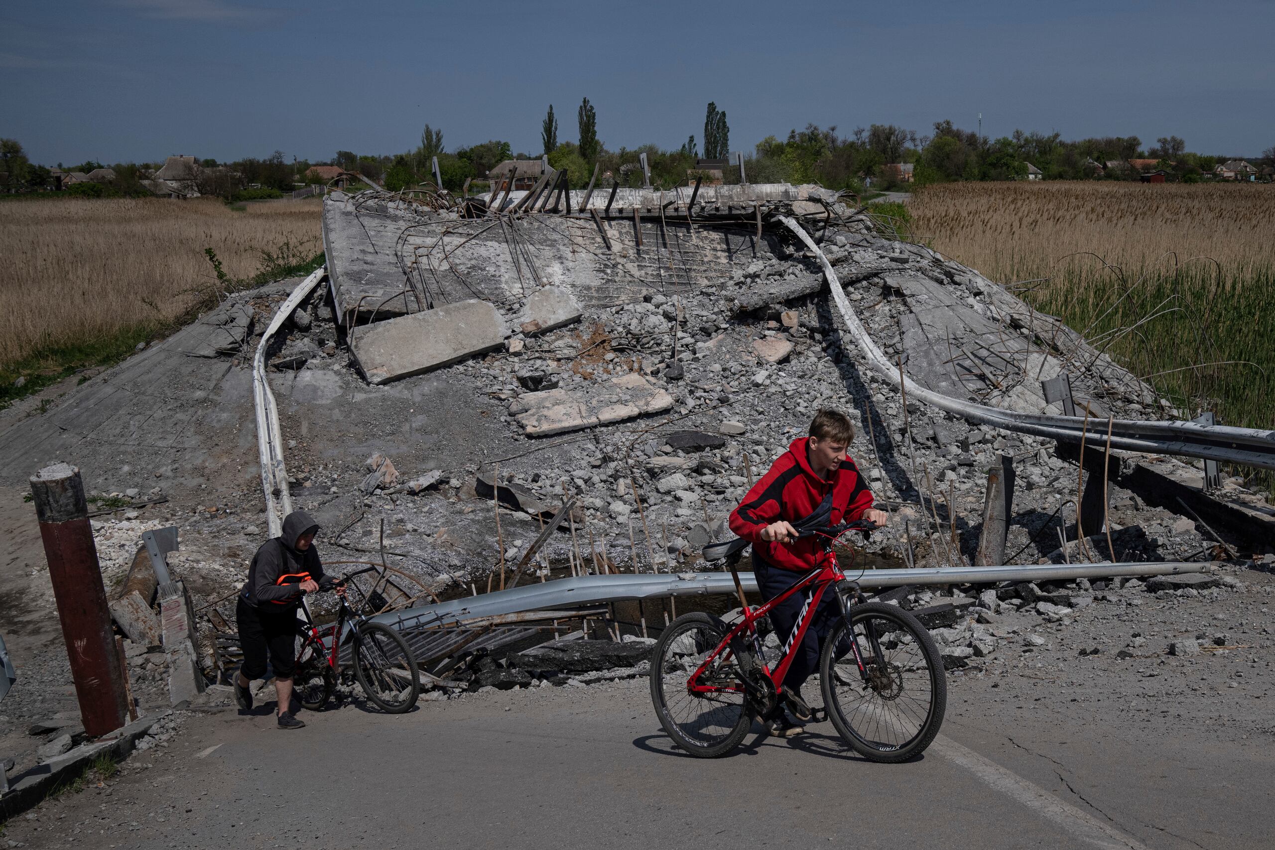 Un puente destruido cerca de Orihiv, Ucrania.