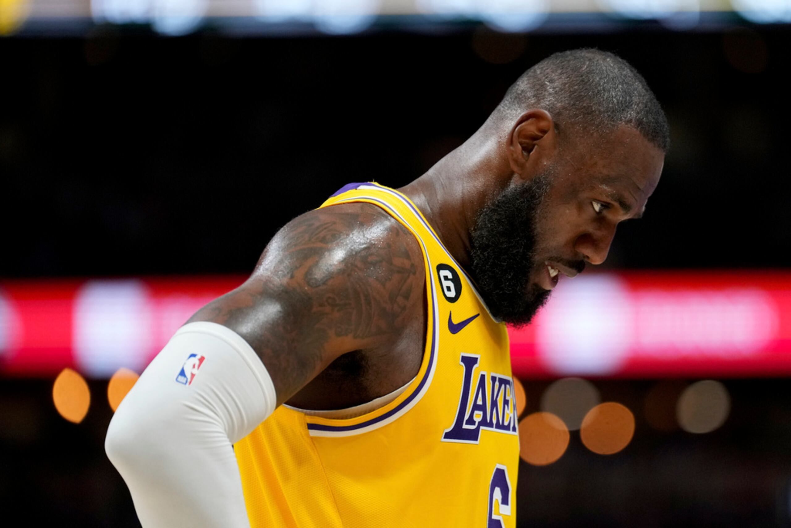 “Solo uno de esos triples (de los Nuggets) no estuvo bien defendido, los demás fueron en nuestra cara, los metieron”, consideró LeBron al comentar los siete triples conectados por Denver en el cuarto período.