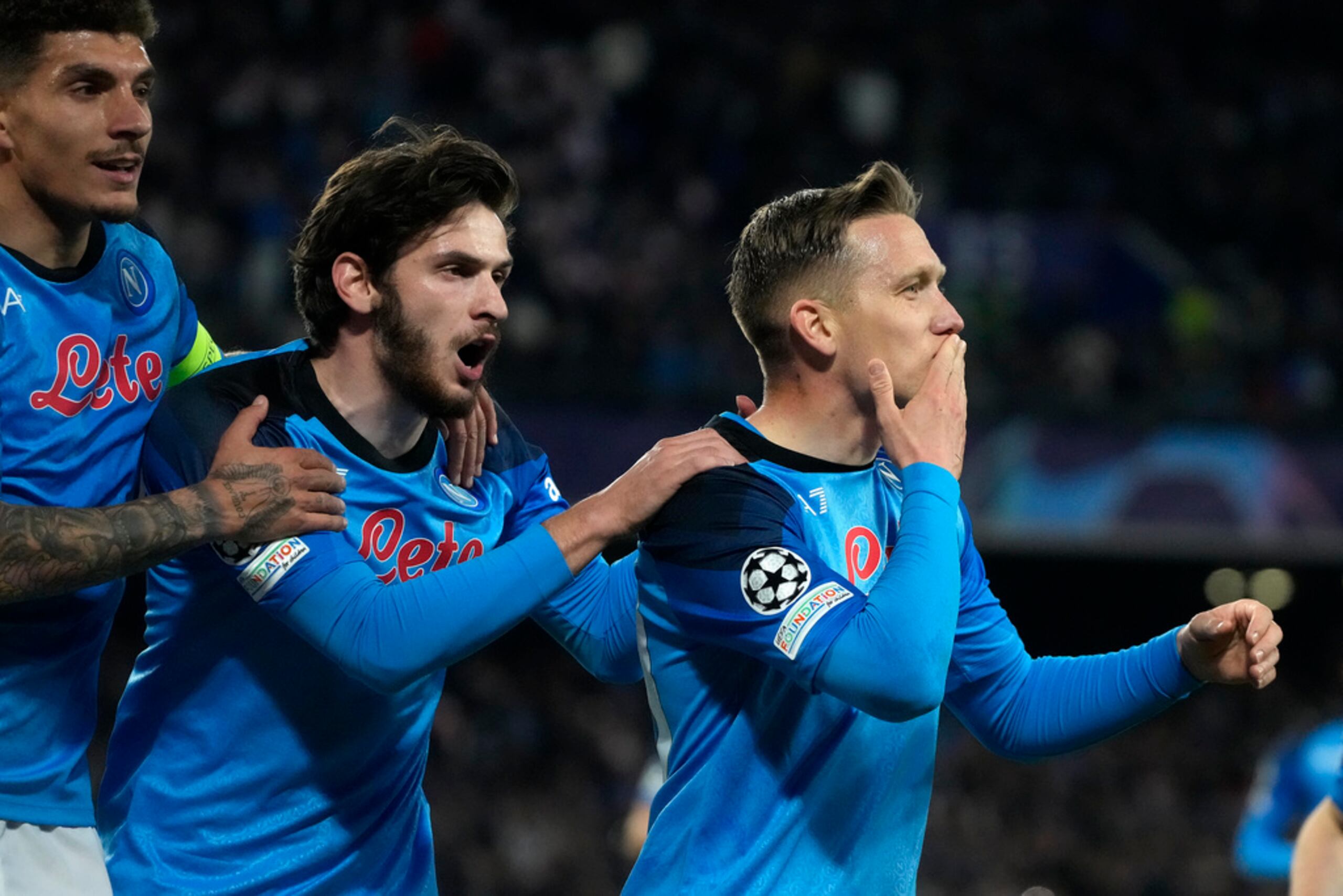 Piotr Zielinski (derecha) festeja tras anotar el tercer gol de Napoli ante Eintracht Frankfurt en el duelo de octavos de final de la Liga de Campeones.