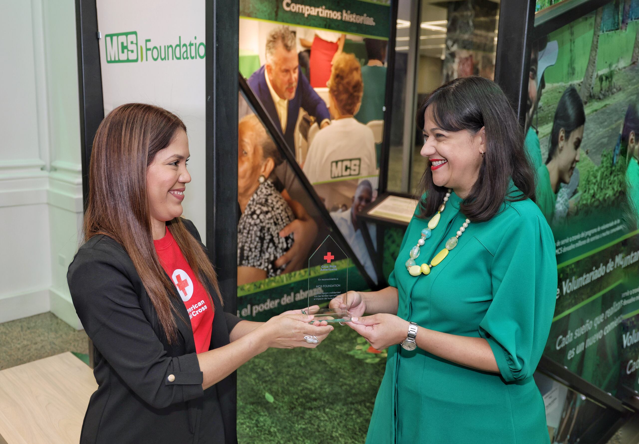 A la izquierda, Zenobia Donato, de la Cruz Roja Americana, Capítulo de Puerto Rico, entrega el reconocimiento a Maité Morales, de MCS.