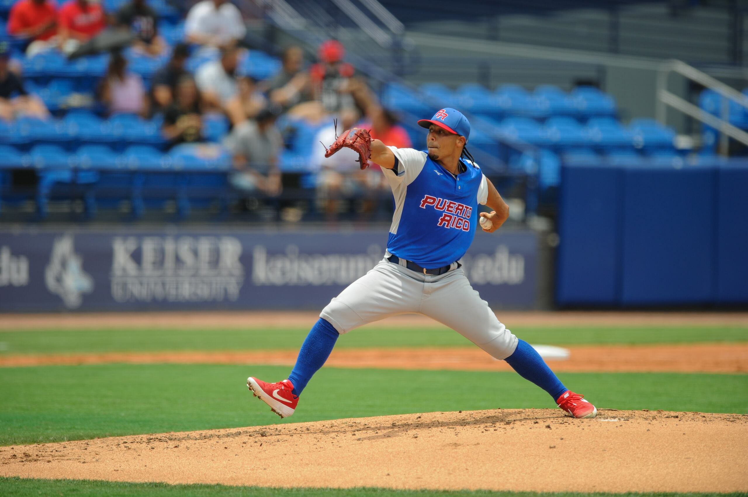 Luis Leroy Cruz trabajó en parte de cuatro entradas por los boricuas.