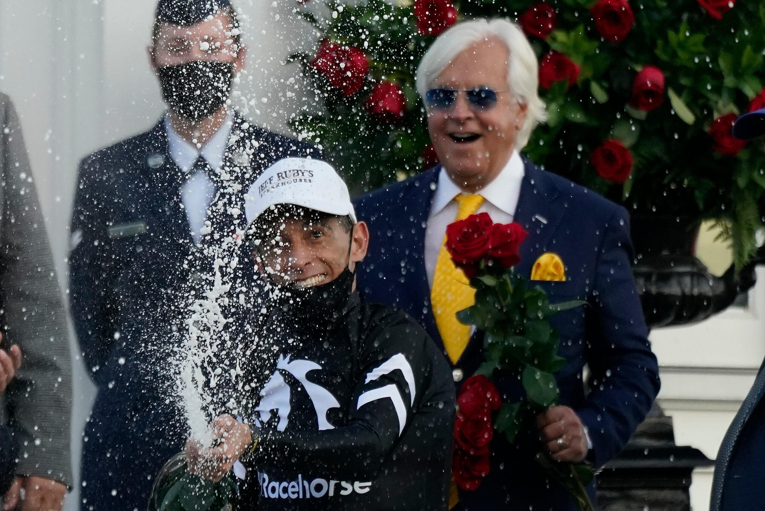 John Velázquez celebra la victoria frente al entrenador del caballo, Bob Baffert.