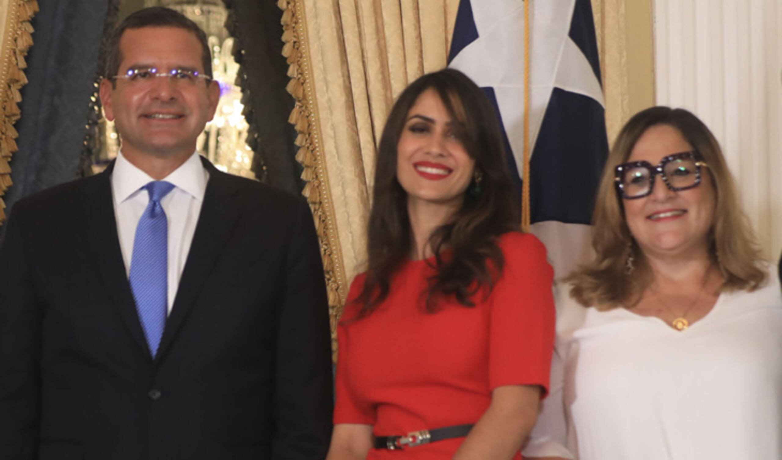 En la foto, el gobernador Pedro Pierluisi y las delegadas estadistas Elizabeth Torres y Melinda Romero