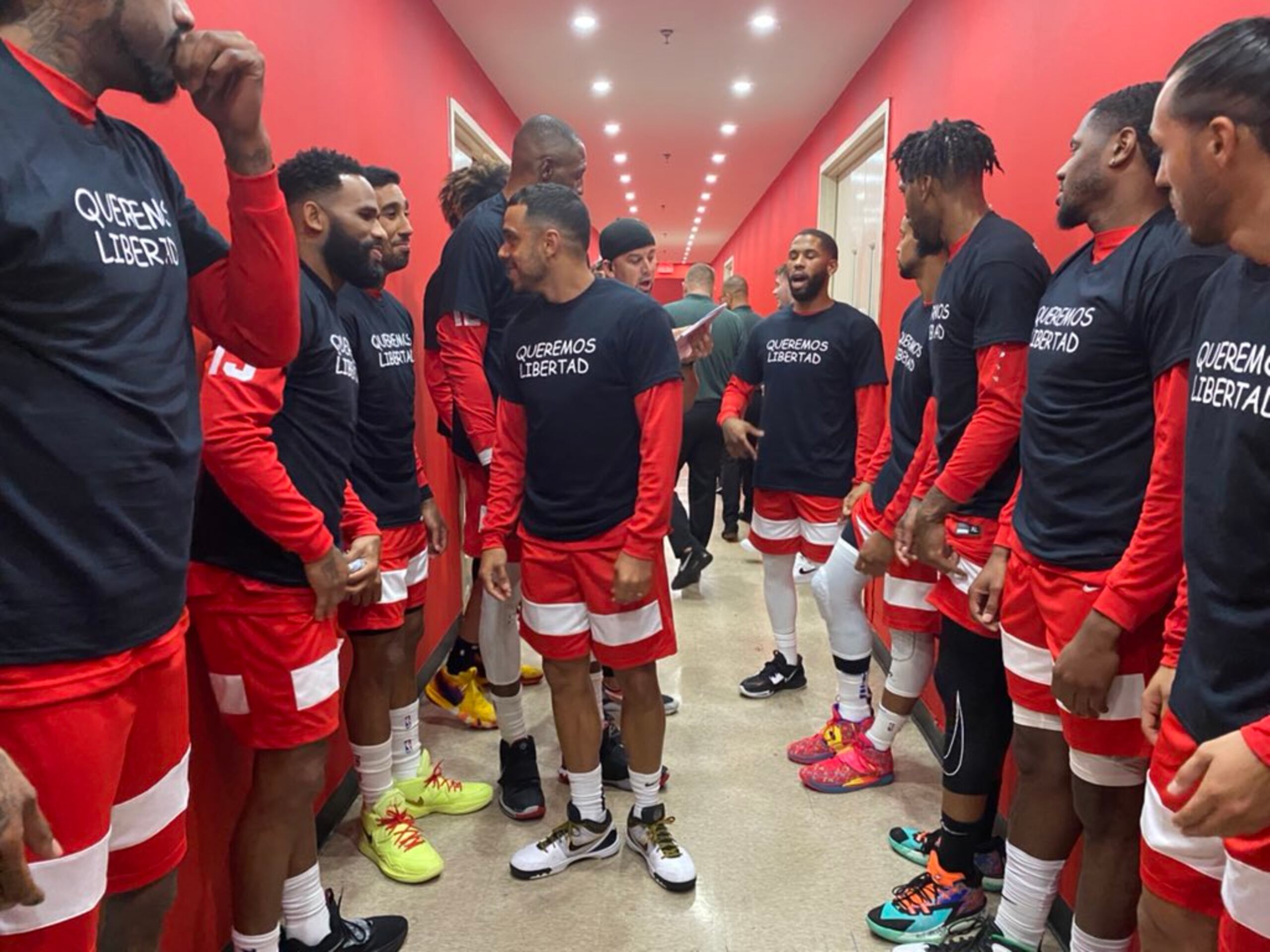 Los jugadores participantes del Juego de Estrellas del BSN lucieron el sábado una camiseta en contra de la regla del 'jugador franquicia'.