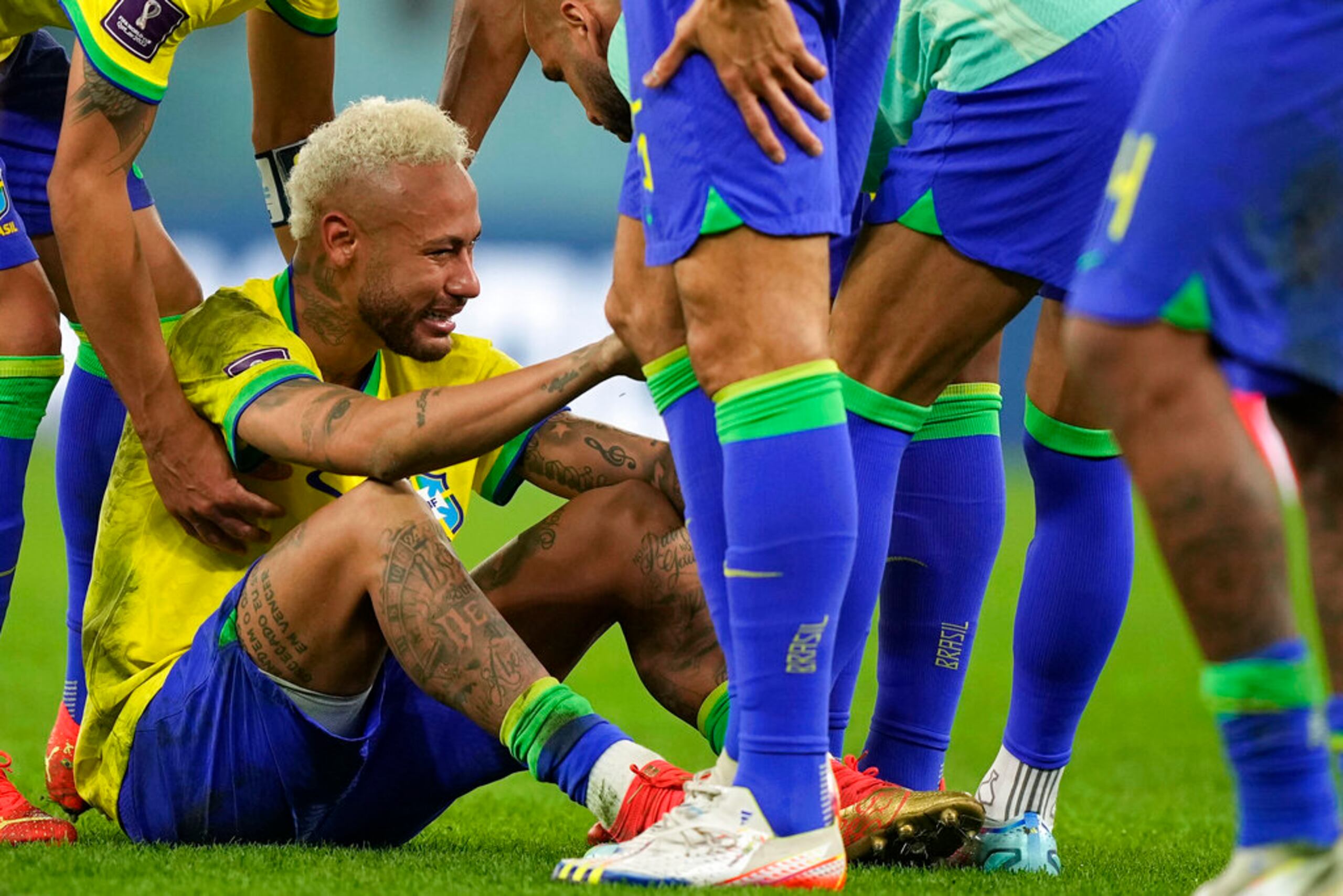 Neymar llora tras la derrota de Brasil ante Croacia por penales en los cuartos de final del Mundial.