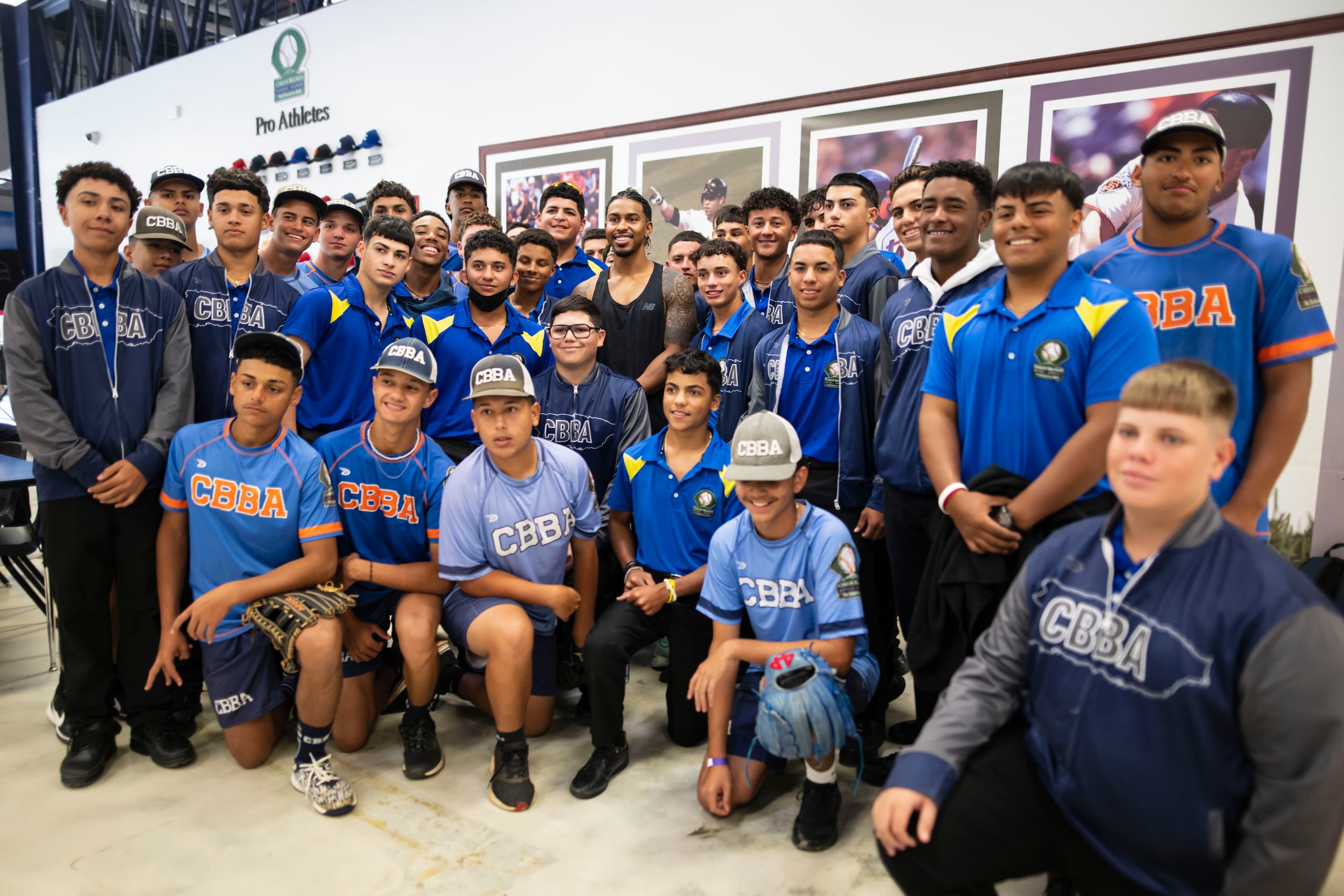 Francisco Lindor aparece aquí junto a parte de los estudiantes a quienes les contó sobre su experiencia como pelotero.