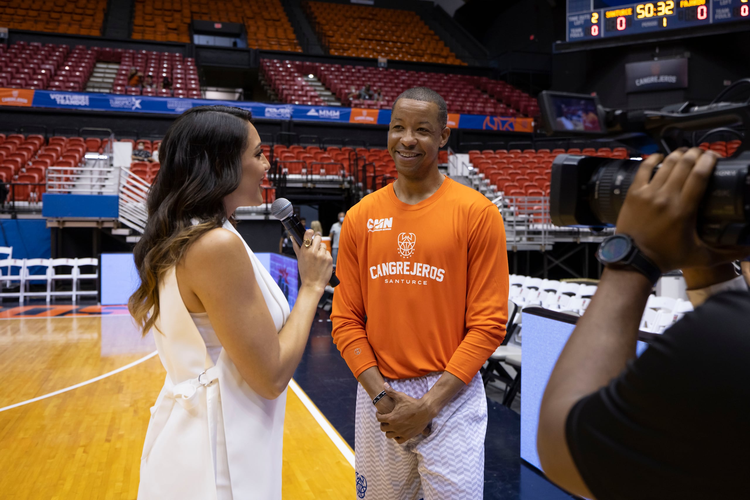 Xiomara Ríos entrevista el veterano armador de los Cangrejeros, Filiberto Rivera, como parte de sus funciones con la franquicia del BSN.

Foto: Alejandro Granadillo alejandrogranadillo@gmail.com