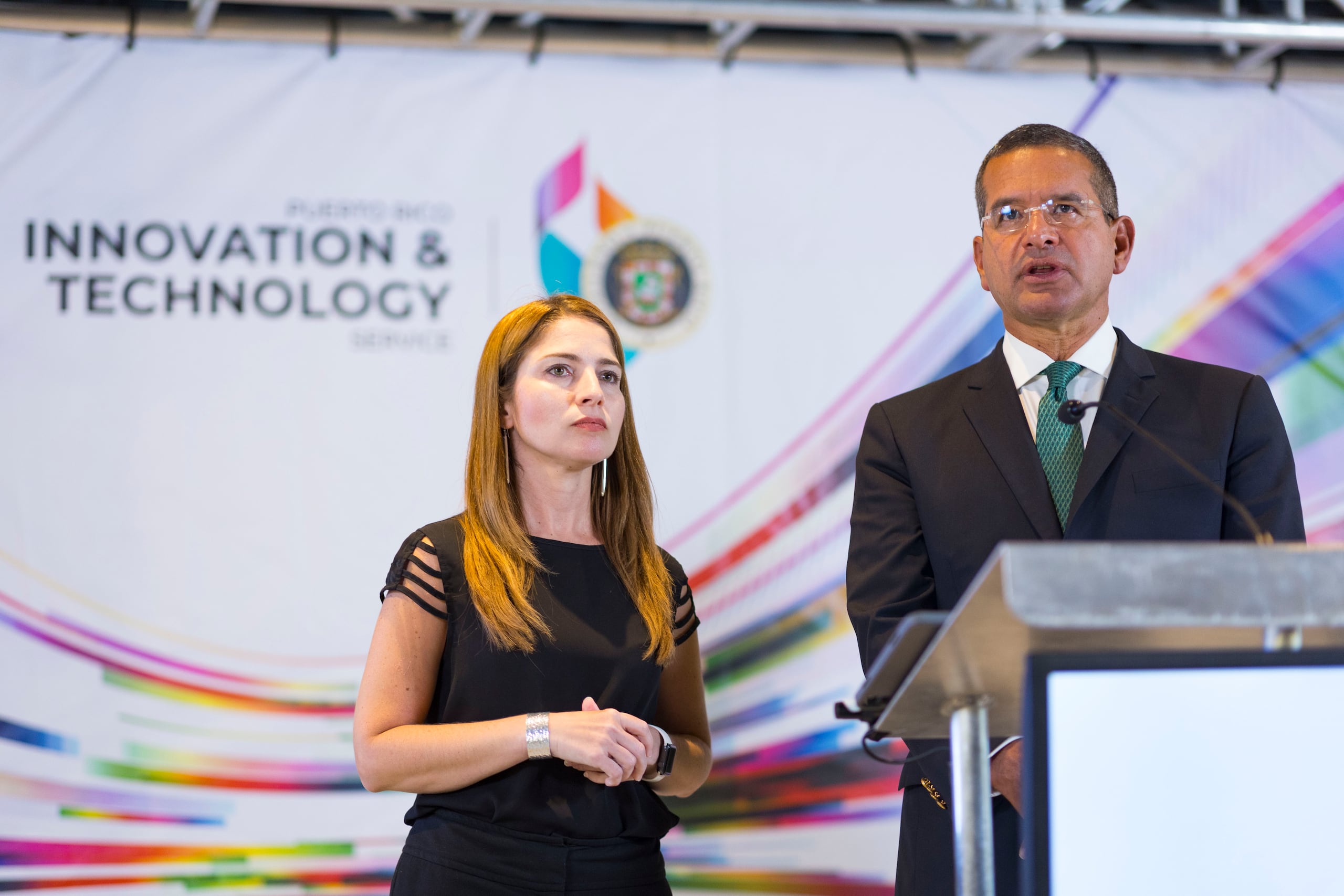El gobernador Pedro R. Pierluisi y la directora ejecutiva interina del Puerto Rico Information Technology Service (PRITS), Nannette Martínez Ortiz, durante una conferencia de prensa.