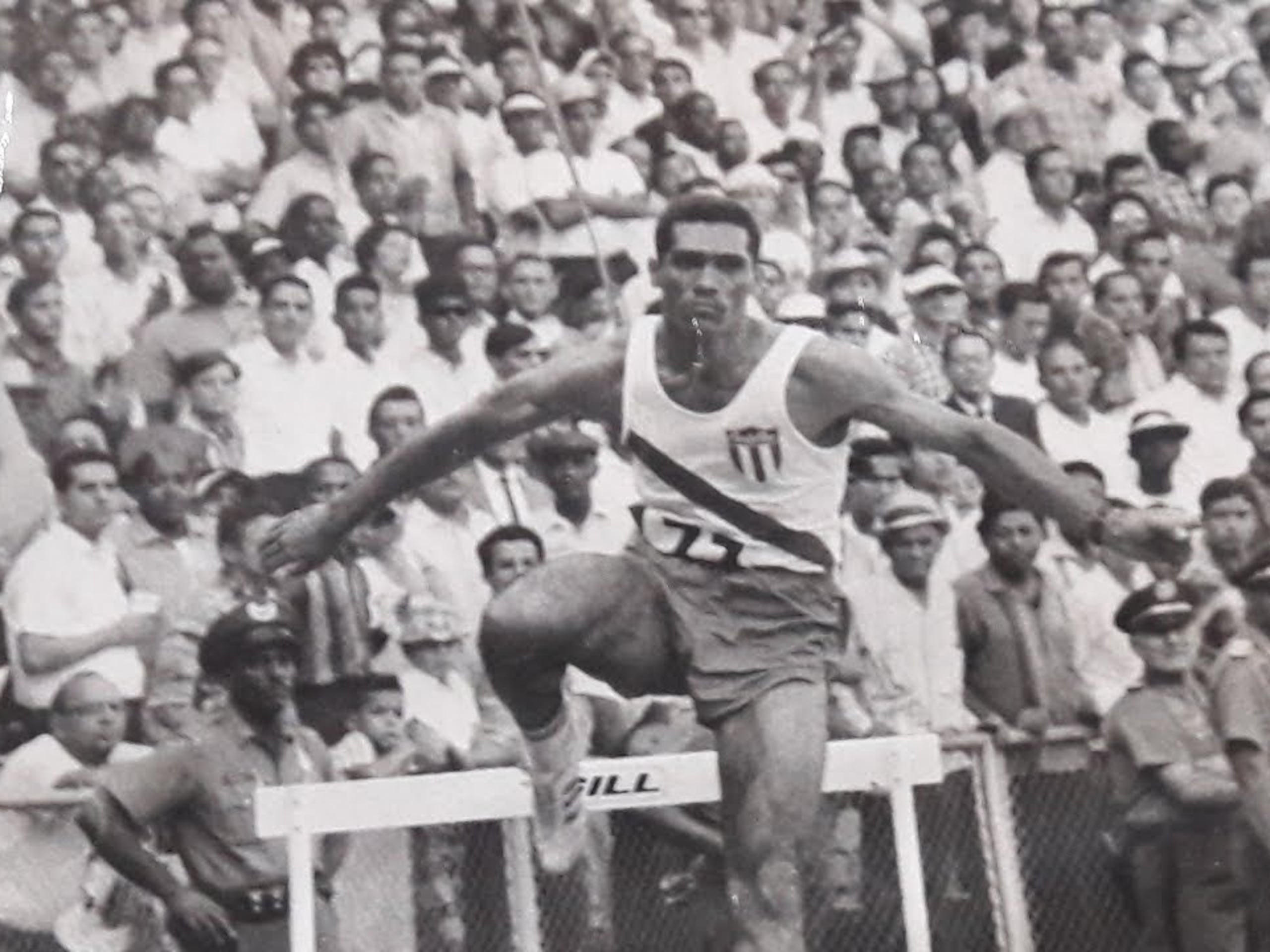 Heriberto Cruz Mejil salta una valla del evento en el que ganó medalla de oro en San Juan 1966.