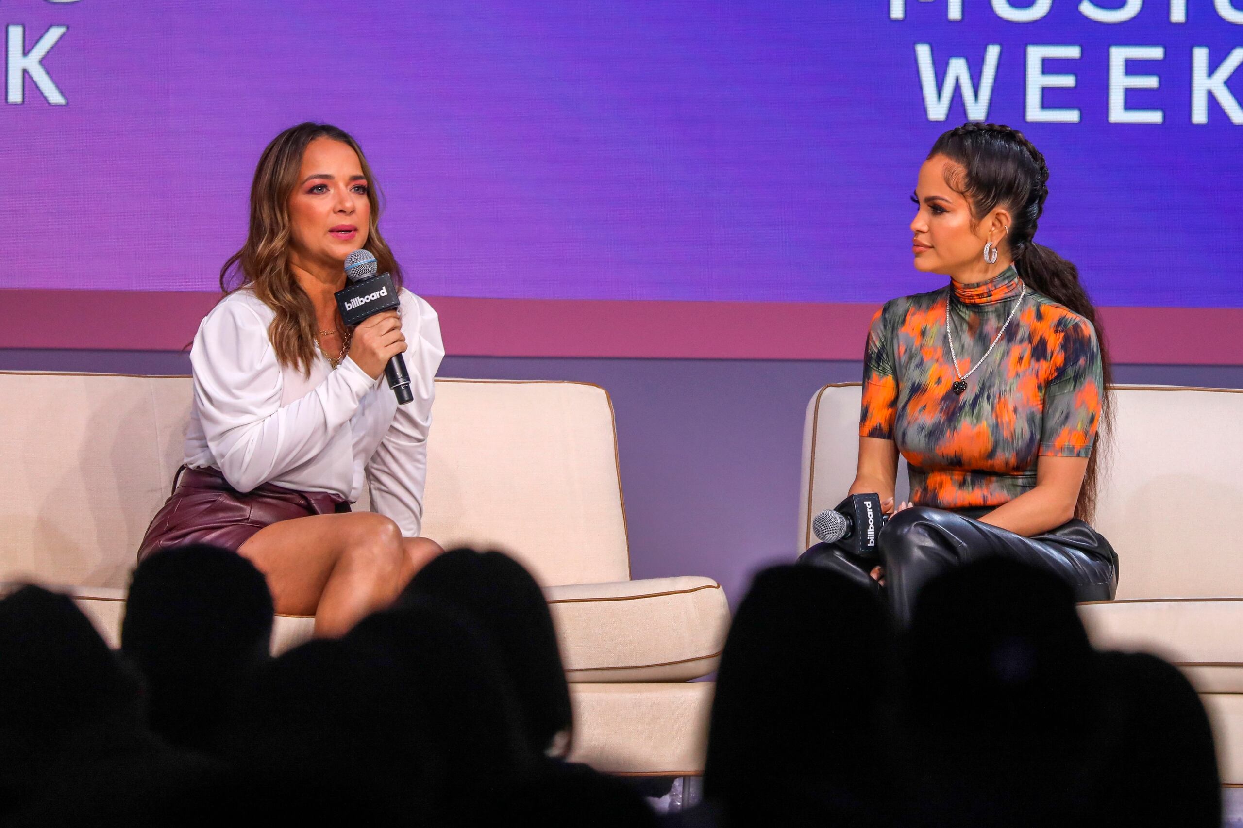 La actriz y presentadora Adamari López entrevistó a la cantante Natti Natasha (d) durante el panel "There's No Hood Like Motherhood" (No hay capucha como la maternidad), de la Conferencia de los premios Latin Billboard.