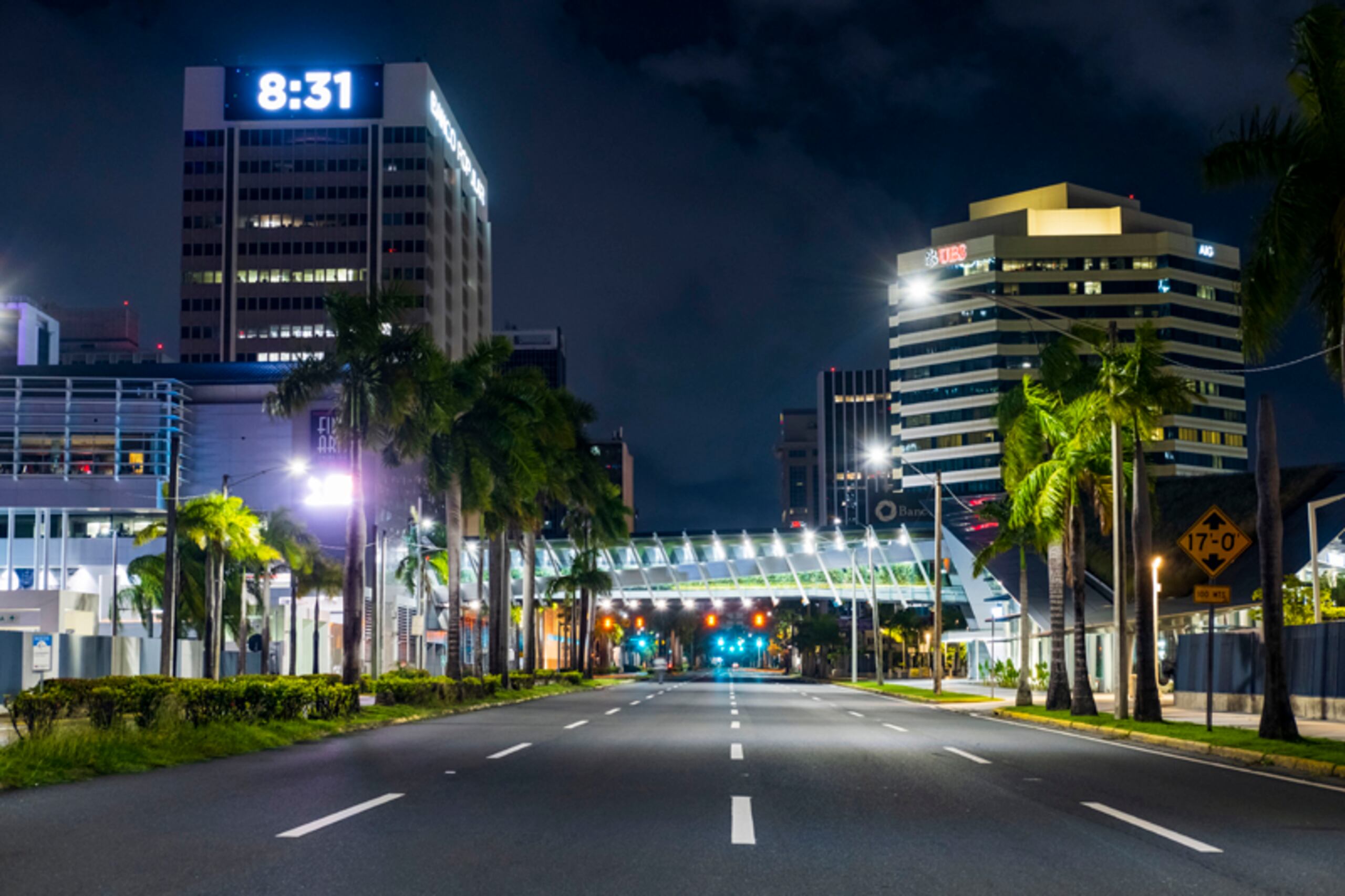 Vista de la Milla de Oro en Hato Rey durante el toque de queda por el coronavirus.