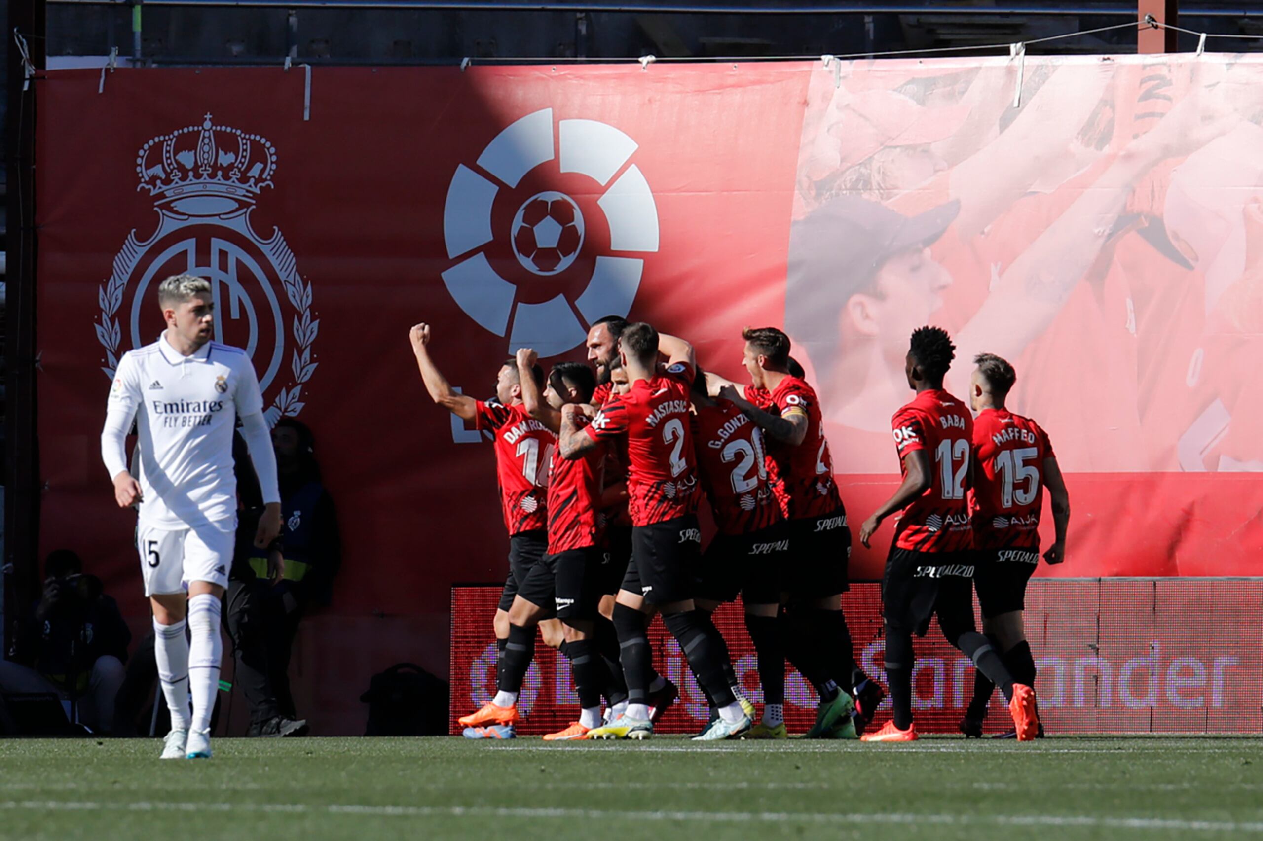 Los jugadores del Mallorca festejan un autogol del Real Madrid durante el partido de La Liga realizado el domingo 5 de febrero de 2023 (AP Foto/Francisco Ubilla)