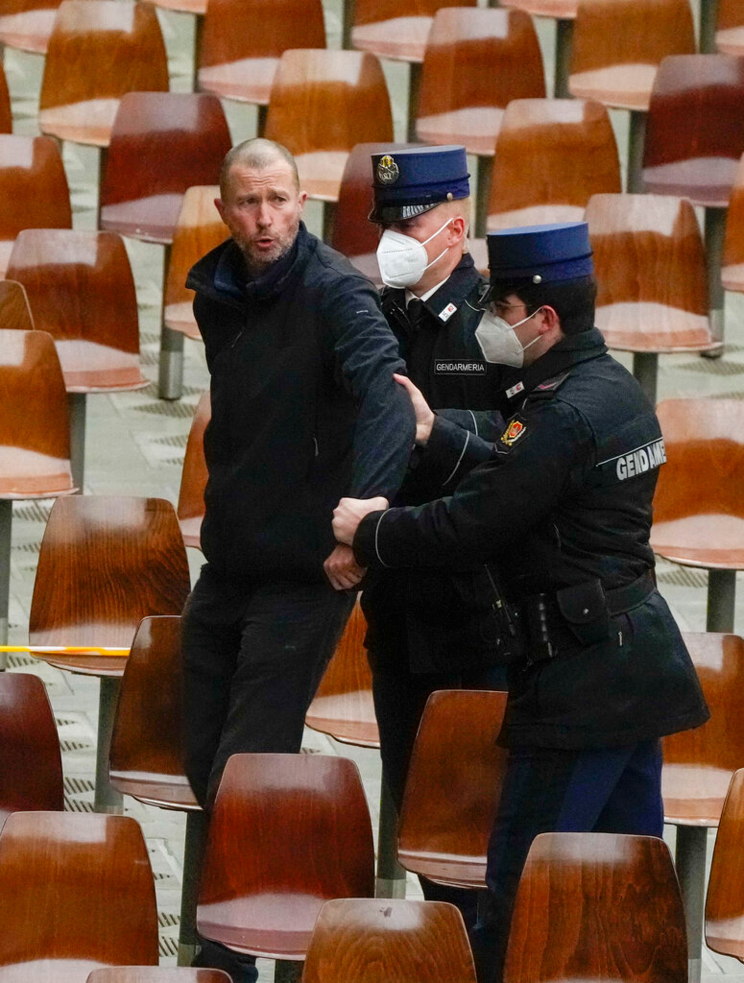 Agentes sometieron al hombre que gritó mientras el papa Francisco daba su audiencia general en el Aula Pablo VI.