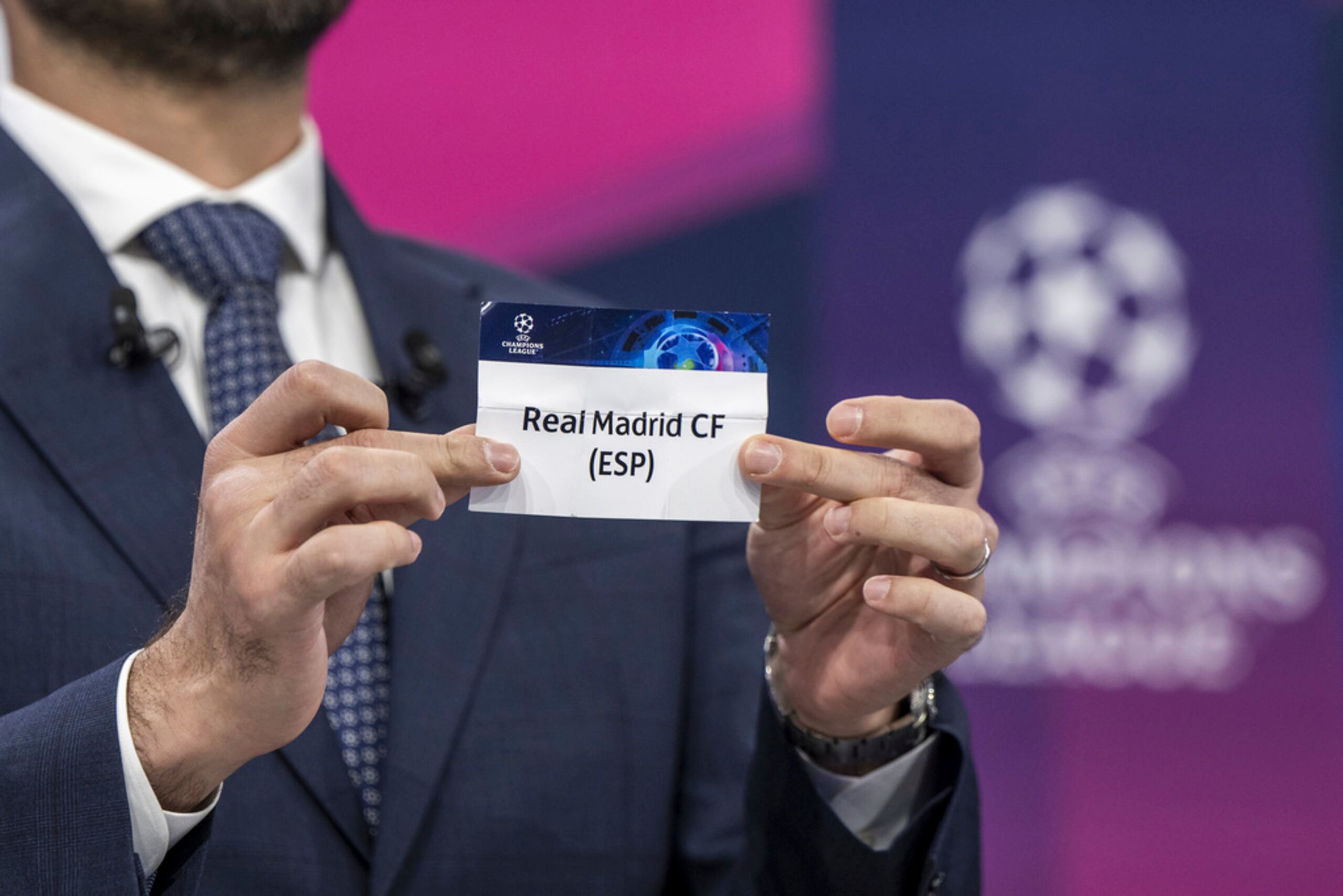 El jugador y embajador de la final de la Liga de Campeones en Estambul, Hamit Altintop, muestra el papel con el nombre del Real Madrid durante el sorteo de los cuartos de final de la Liga de Campeones.