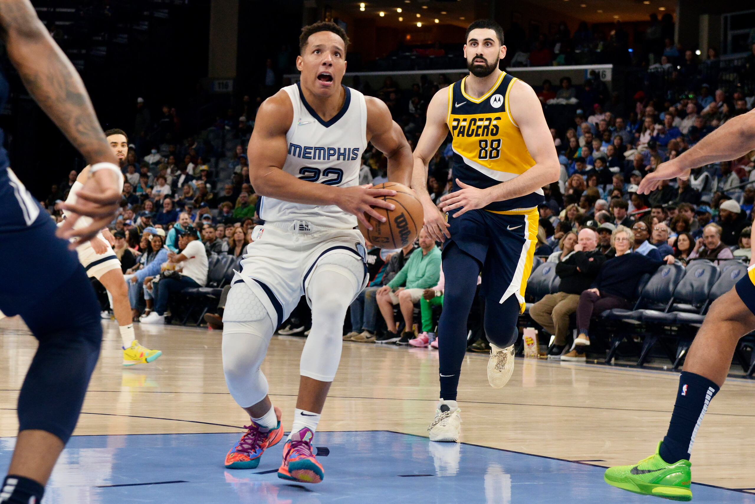 El defensa de los Grizzlies de Memphis, Desmond Bane (22), penetra hacia el canasto durante el partido del jueves ante los Pacers de Indiana.