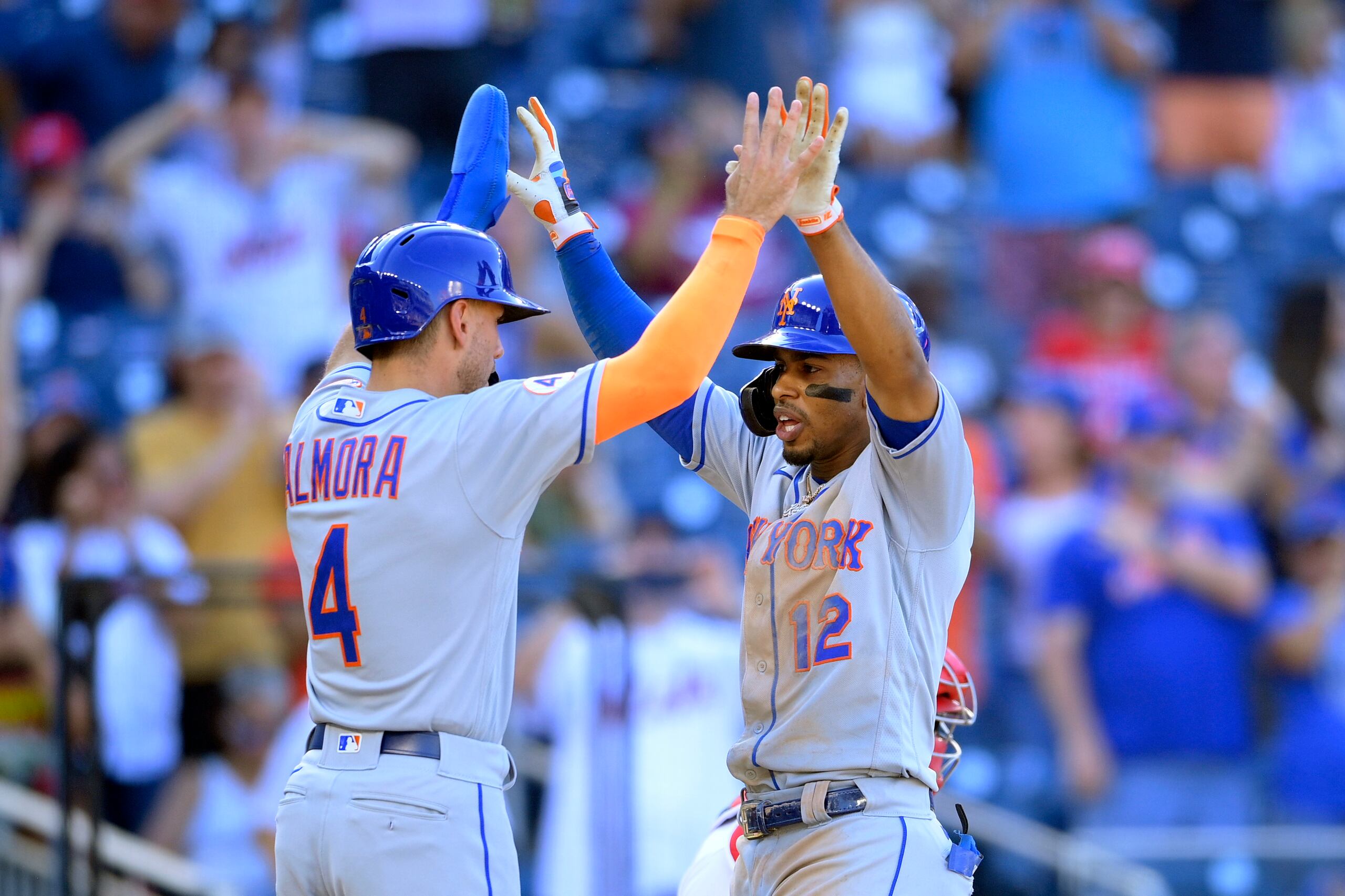 El boricua Francisco Lindor (12), de los Mets de Nueva York, celebra con Albert Almora su jonrón de dos carreras del sábado, el cual le dio a su equipo un triunfo sobre Washington en el primer choque de una doble tanda.