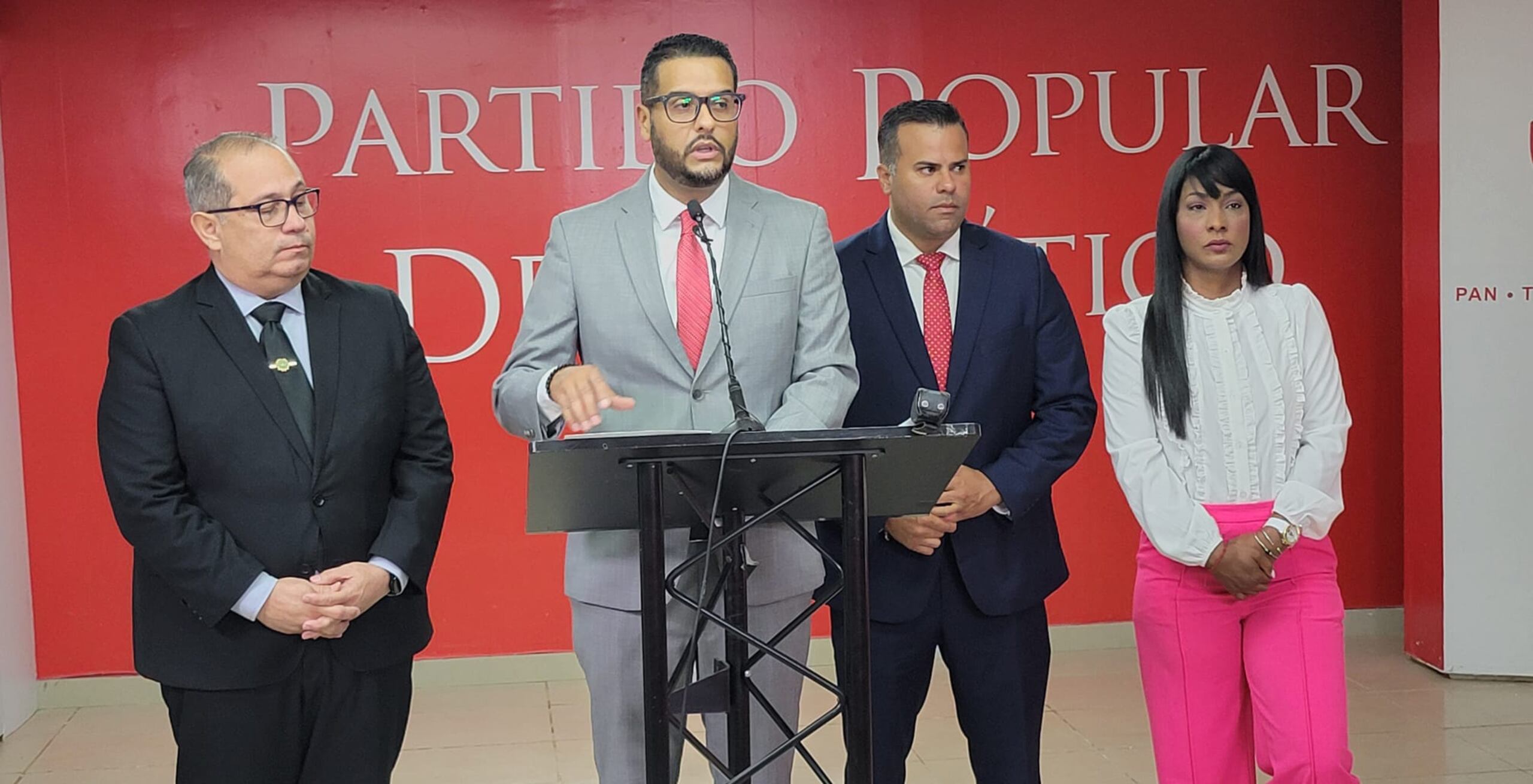 Los representantes populares Jesús Manuel Ortiz, Jose “Cheito” Rivera Madera, Jorge Alfredo Rivera Segarra y Sol Higgins anunciaron la presentación de una querella en la Oficina de Ética Gubernamental contra el gobernador Pedro Pierluisi.