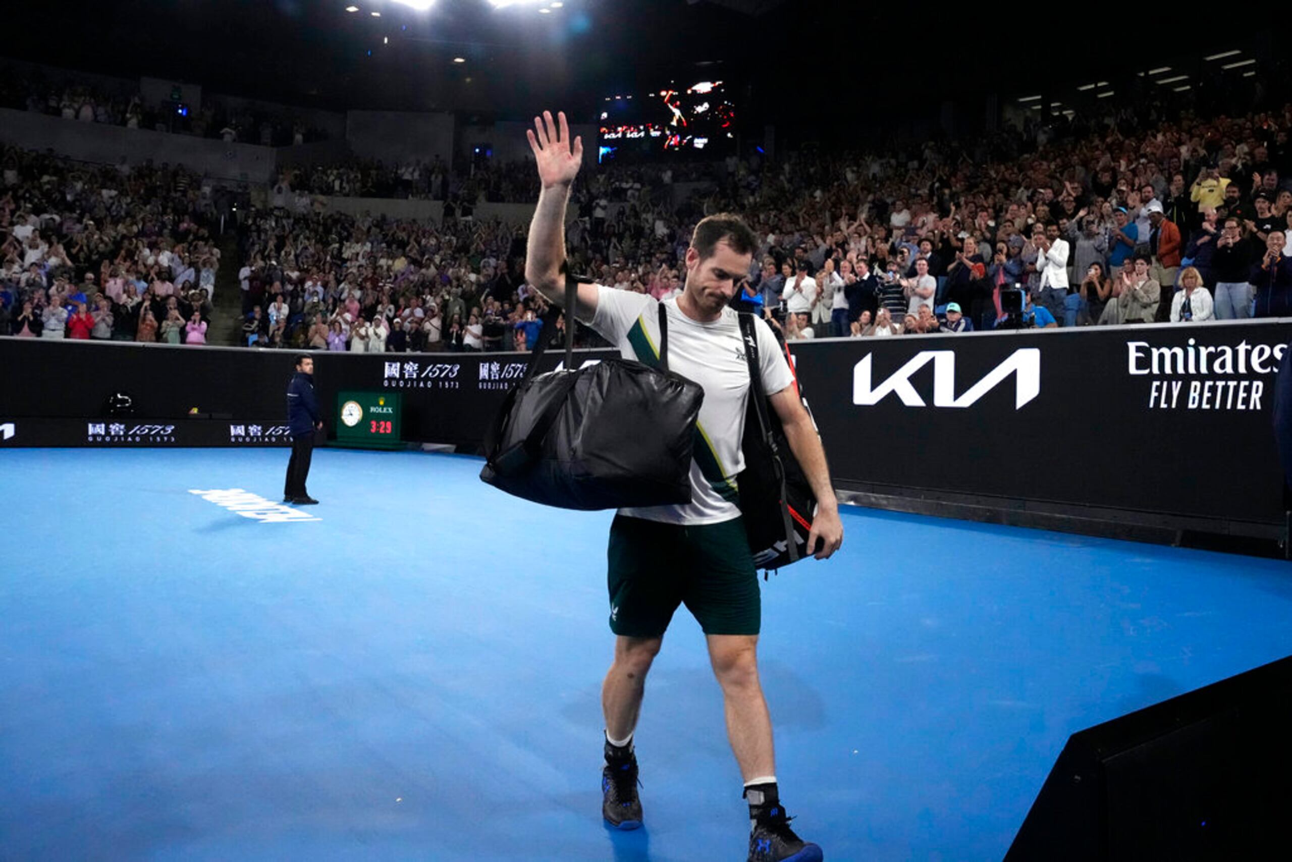 El británico Andy Murray saluda mientras deja la cancha en el Margaret Court Arena tras su derrota ante el español Roberto Bautista Agut en la tercera ronda del Abierto de Australia.