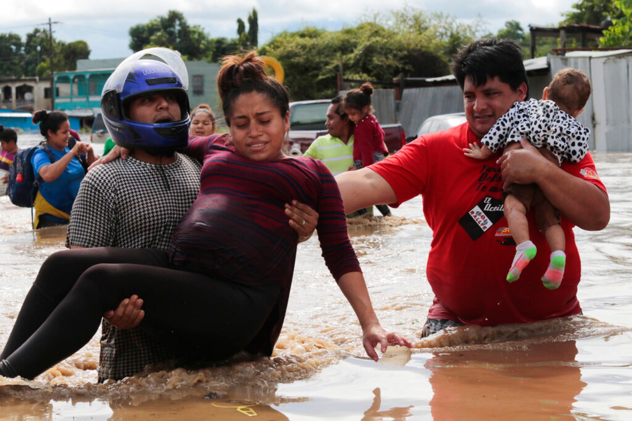 El desplazamiento lento y sinuoso de Eta con rumbo norte a través de Honduras desbordó ríos, que a su vez inundaron vecindarios en los que las familias tuvieron que subirse a los techos a aguardar a que las rescataran.