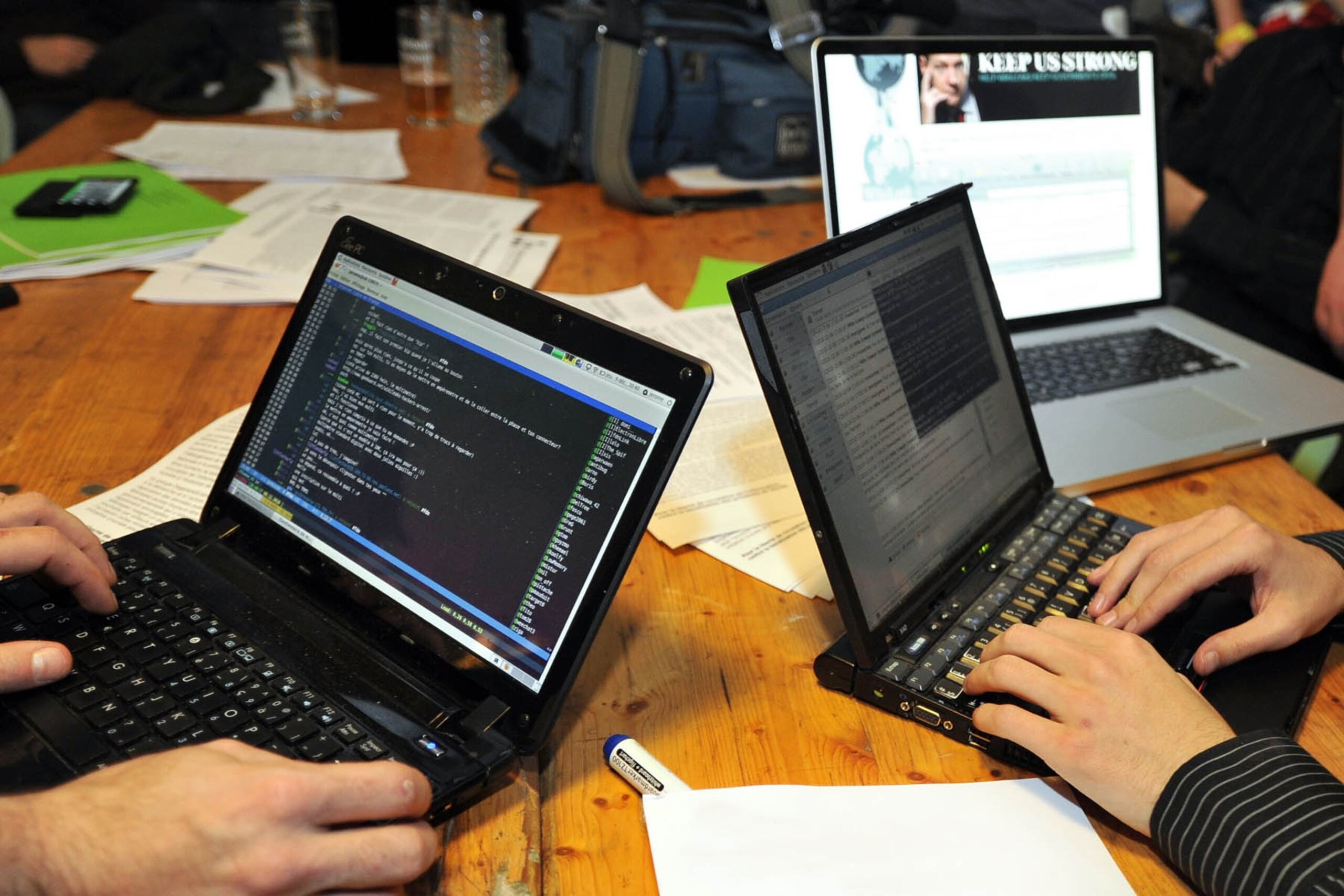 Como parte de los beneficios disponibles, los ciudadanos también pueden recibir un descuento único por hogar para la compra de un equipo, como computadora o tableta. AFP PHOTO / PHILIPPE HUGUEN