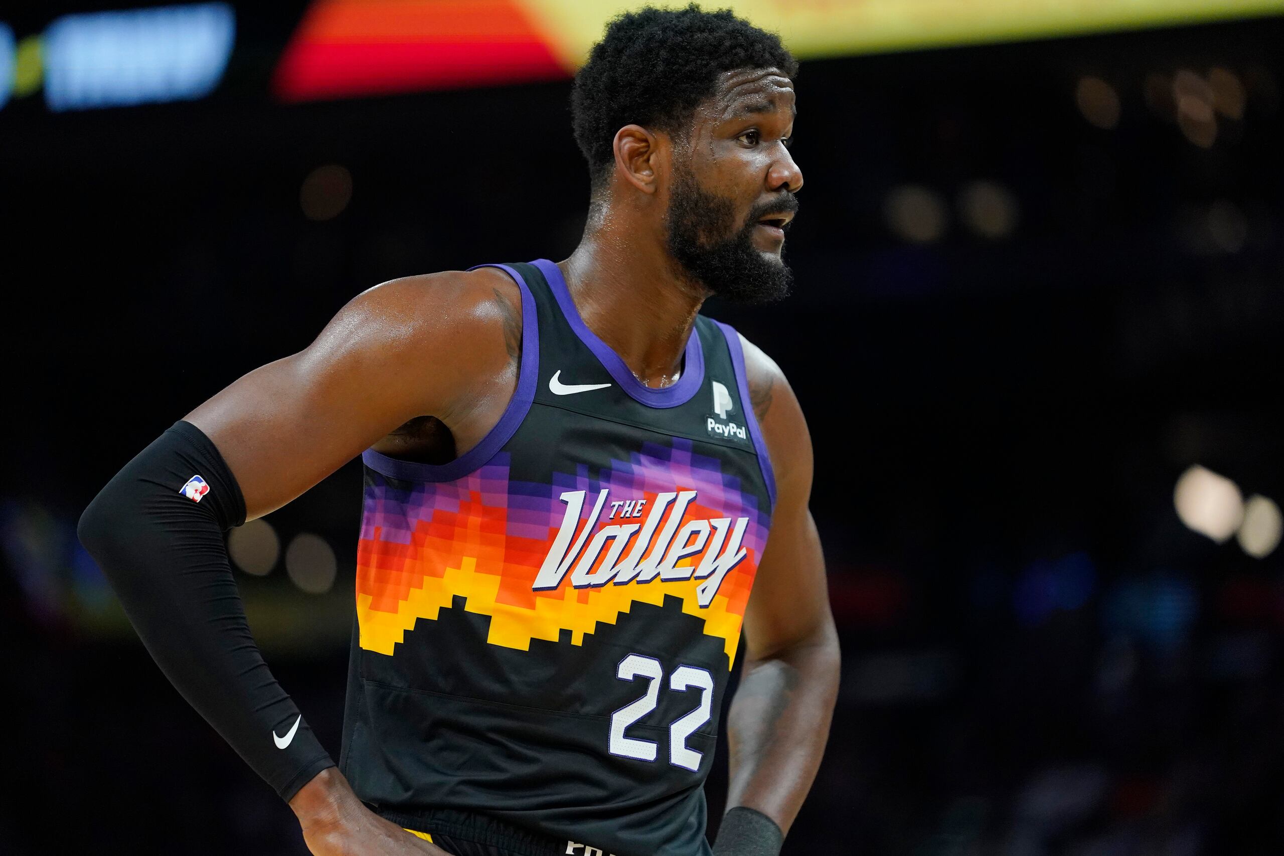 Deandre Ayton recibió una oferta cualificada de parte de los Pacers de Indiana, por lo que los Suns deben igualar la oferta o perder al jugador.