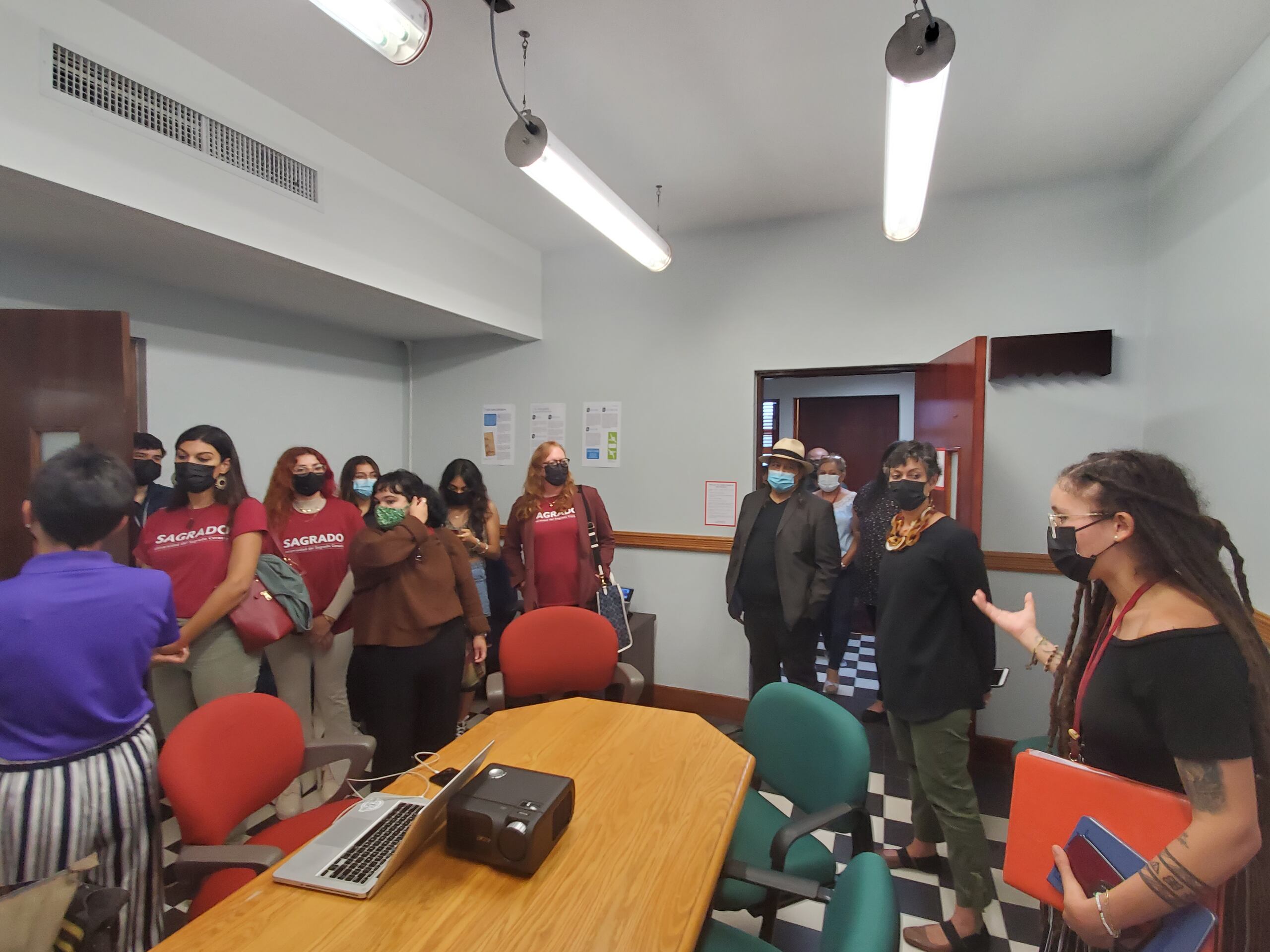 Estudiantes del curso de Desarrollo Sostenible de la Universidad del Sagrado Corazón participaron de un taller de proceso legislativo que ofreció la Escuelita de Diseño Social poco antes de su inauguración oficial.