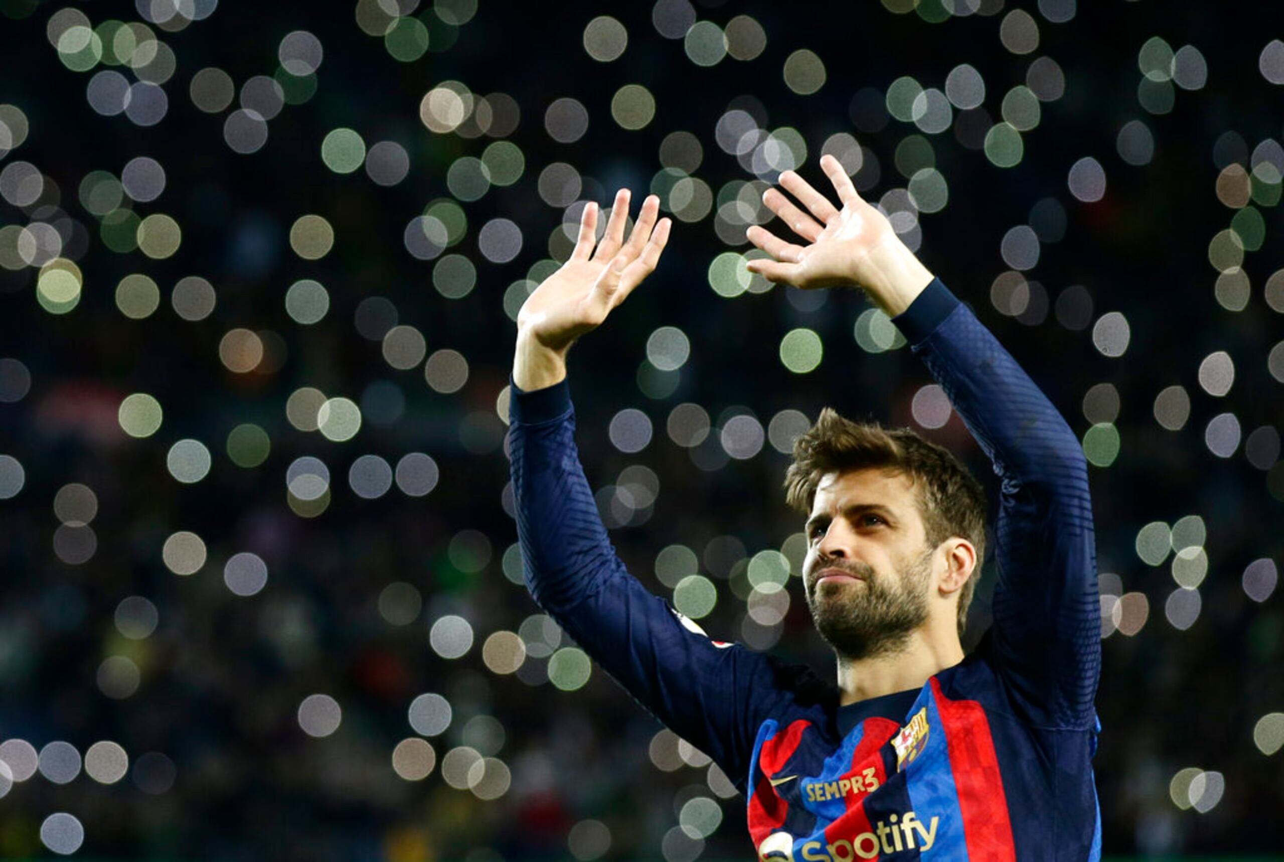 Gerard Piqué agradece al público al concluir el partido entre el Barcelona y el Almería.