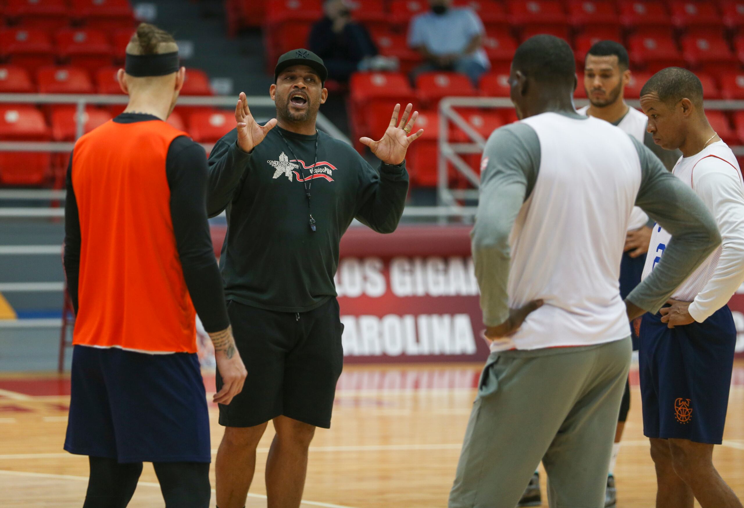 Larry Ayuso estuvo al mando de los Cangrejeros hasta el pasado fin de semana, cuando los dirigió en la segunda ventanas de partidos de la Liga de Campeones de América.