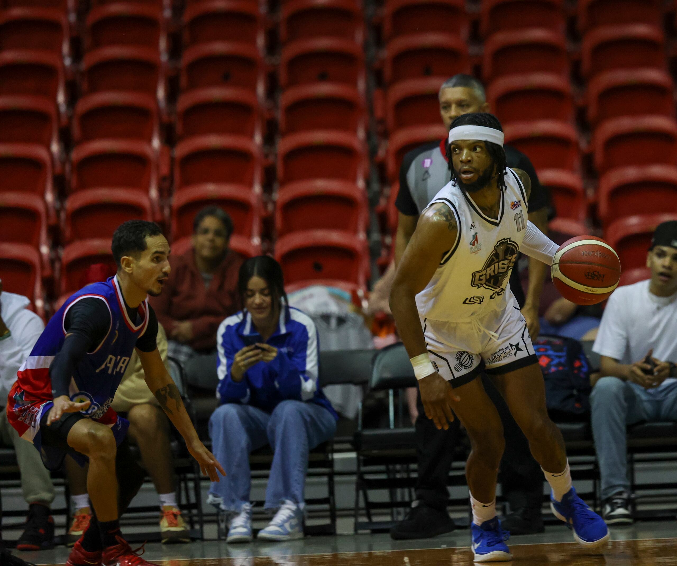 El importado Zavier Simpson, con el balón, dirigió la ofensiva de los Grises de Humacao el jueves ante Bayamón.