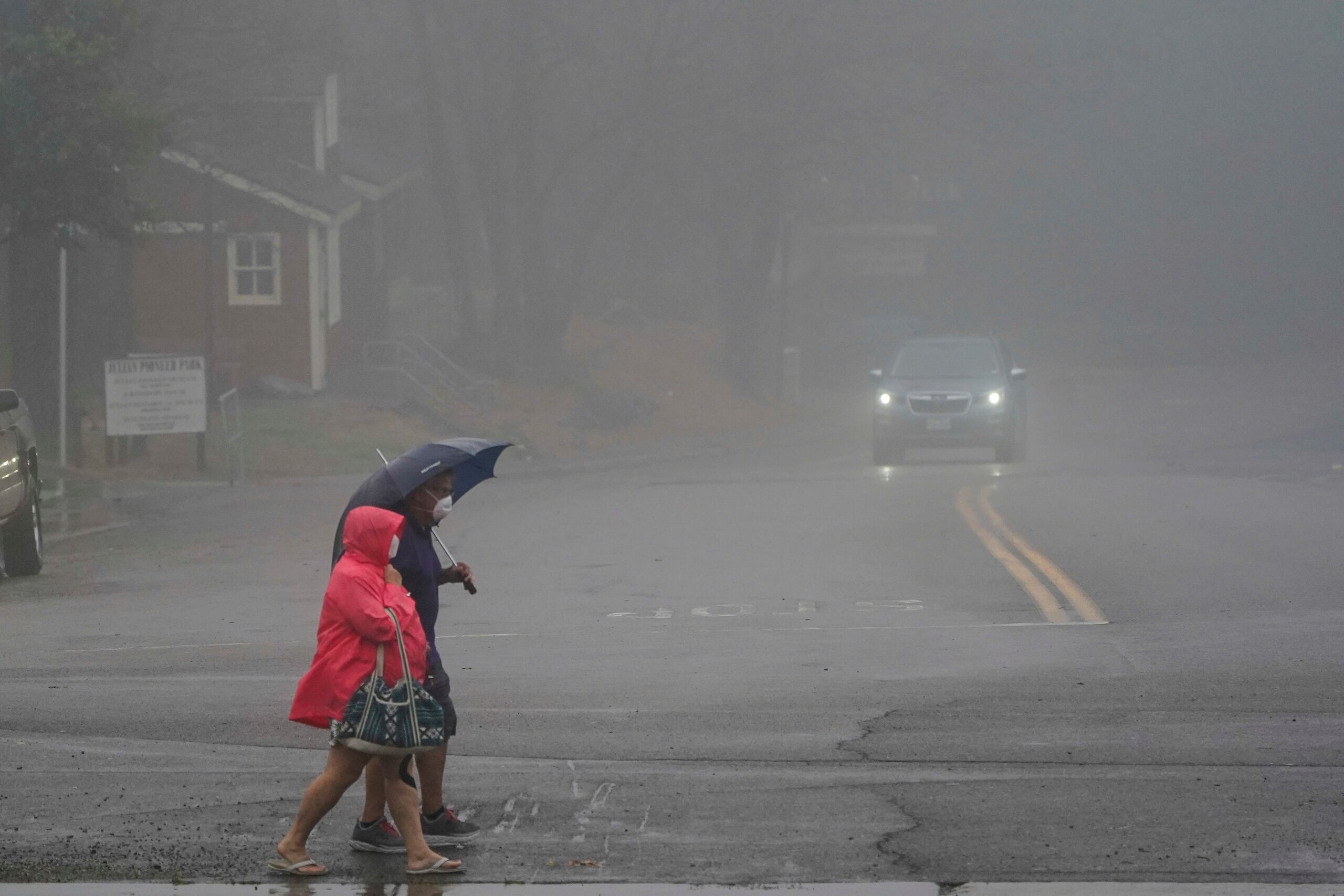 Aunque residentes en el sur del California disfrutaban de un respiro de las altas temperaturas, las autoridades advirtieron que quienes viven más al norte siguen en peligro por una ola de calor y condiciones propicias para incendios forestales.