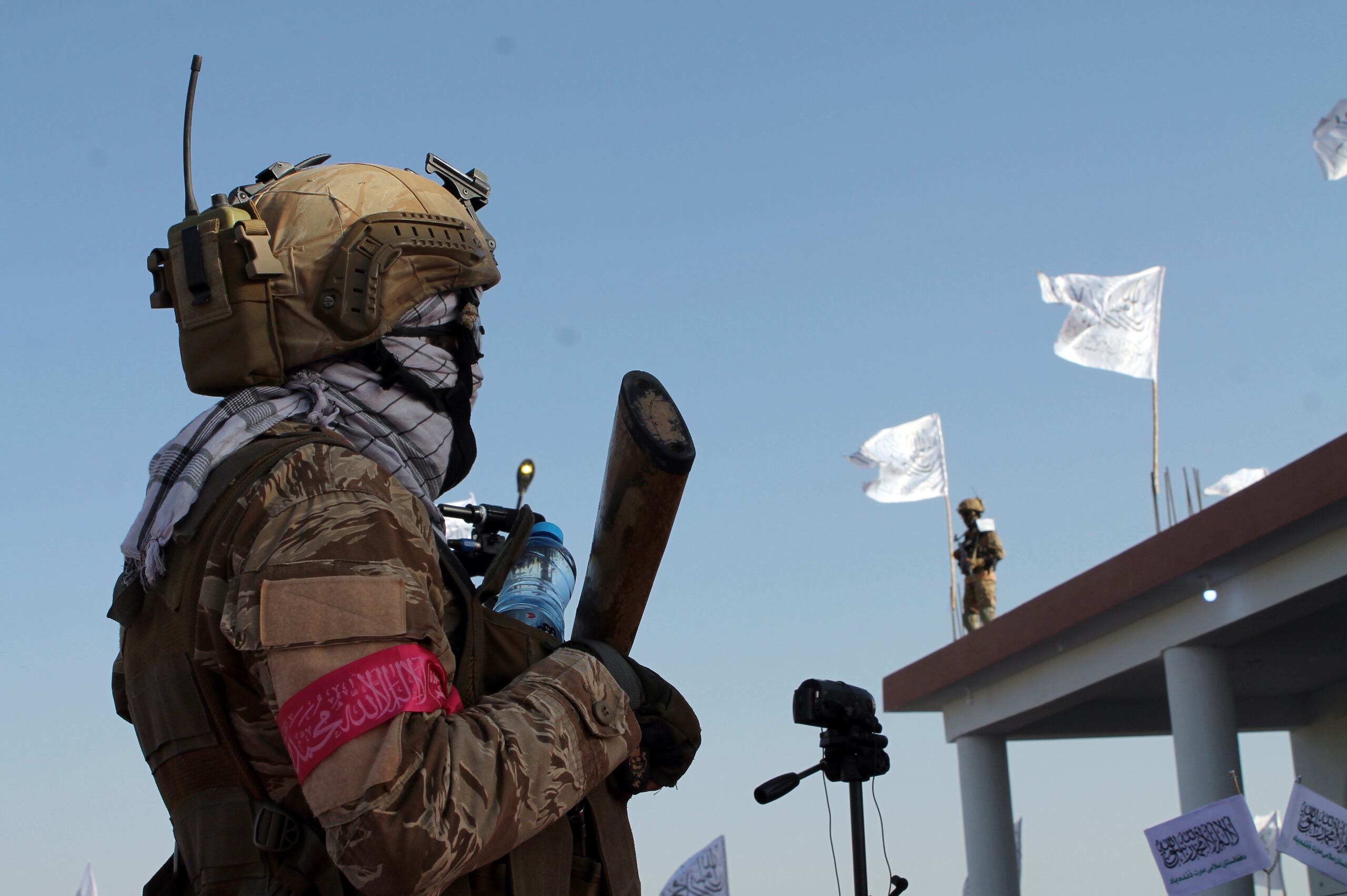 Comandos talibanes prestaban vigilancia ayer en Lashkar Gah, en la provincia de Helmand, al suroeste de Afganistán.