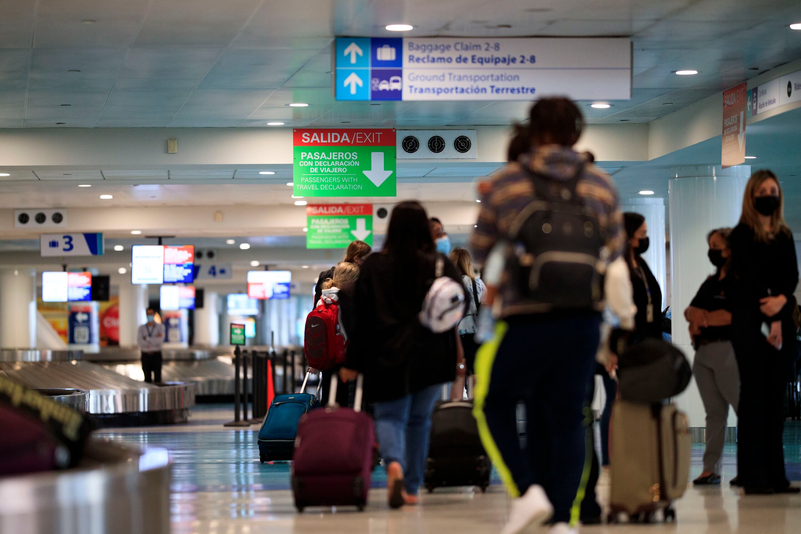 Vista de pasajeros en el aeropuerto Luis Muñoz Marín, en Carolina.