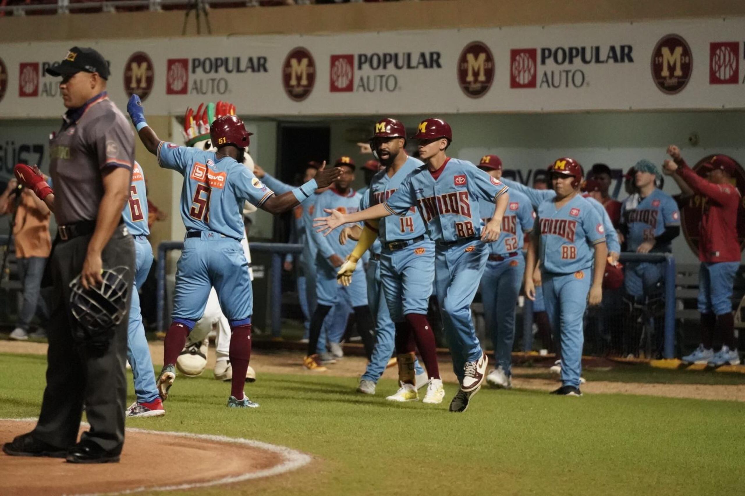 Los Indios celebran una carrera anotada contra los Criollos durante el cuarto juego de la semifinal A.