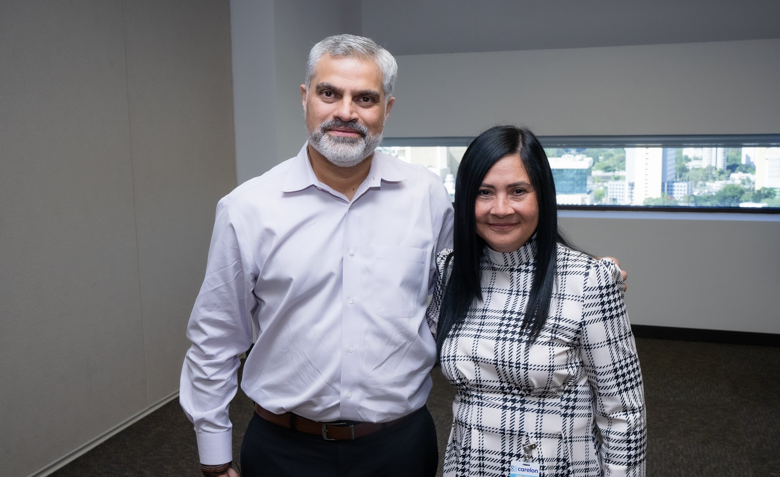 Rajat Puri, presidente de Carelon Global Solutions y Rosa Maldonado, country head de Carelon Global Solutions en Puerto Rico