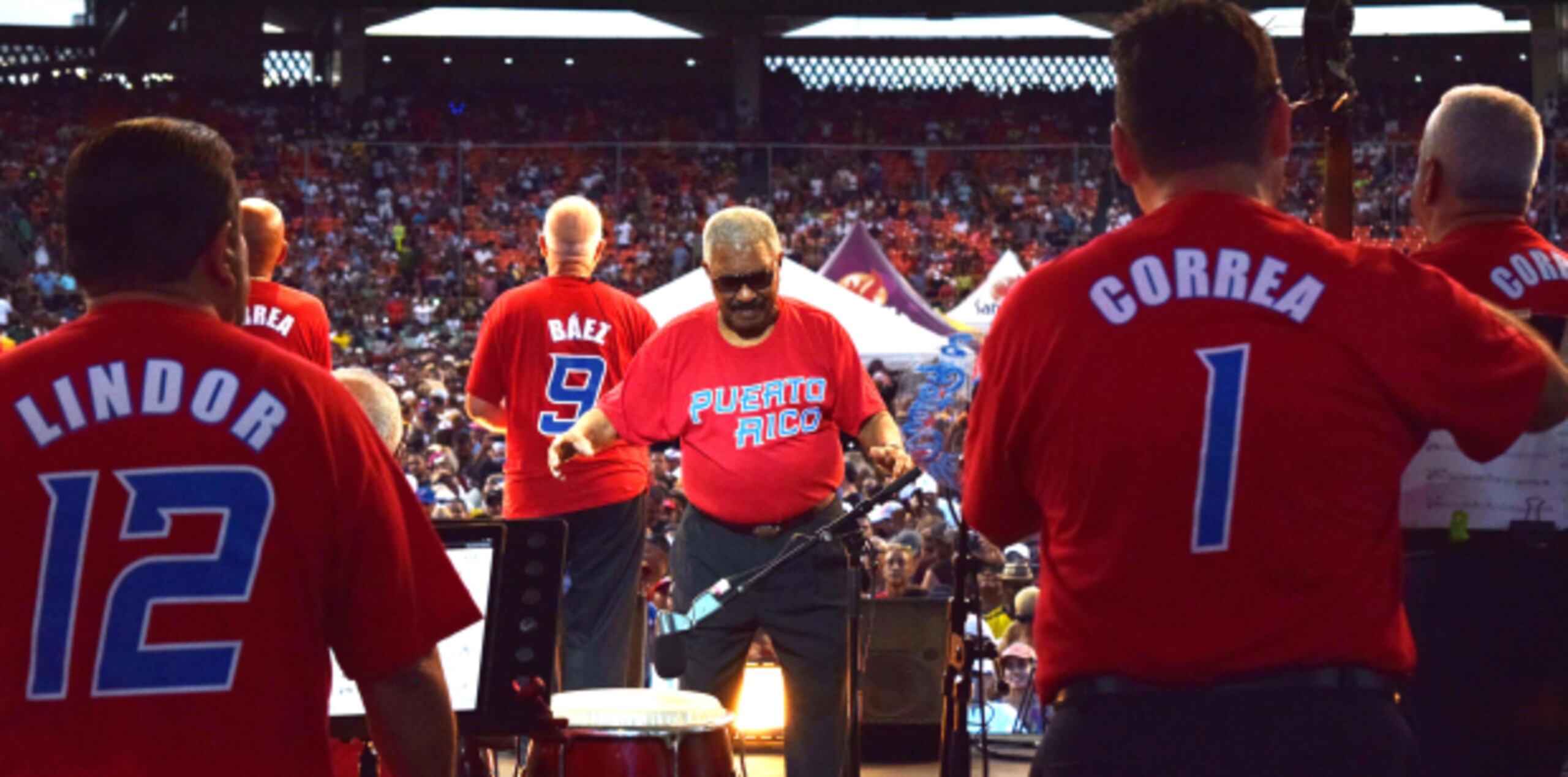 El Gran Combo sorprendió a la audiencia del Día Nacional de la Zalsa cuando en medio de su presentación se mostraron con camisetas con los nombres de los jugadores de la novena nacional. (Suministrada/Janet Rodríguez)