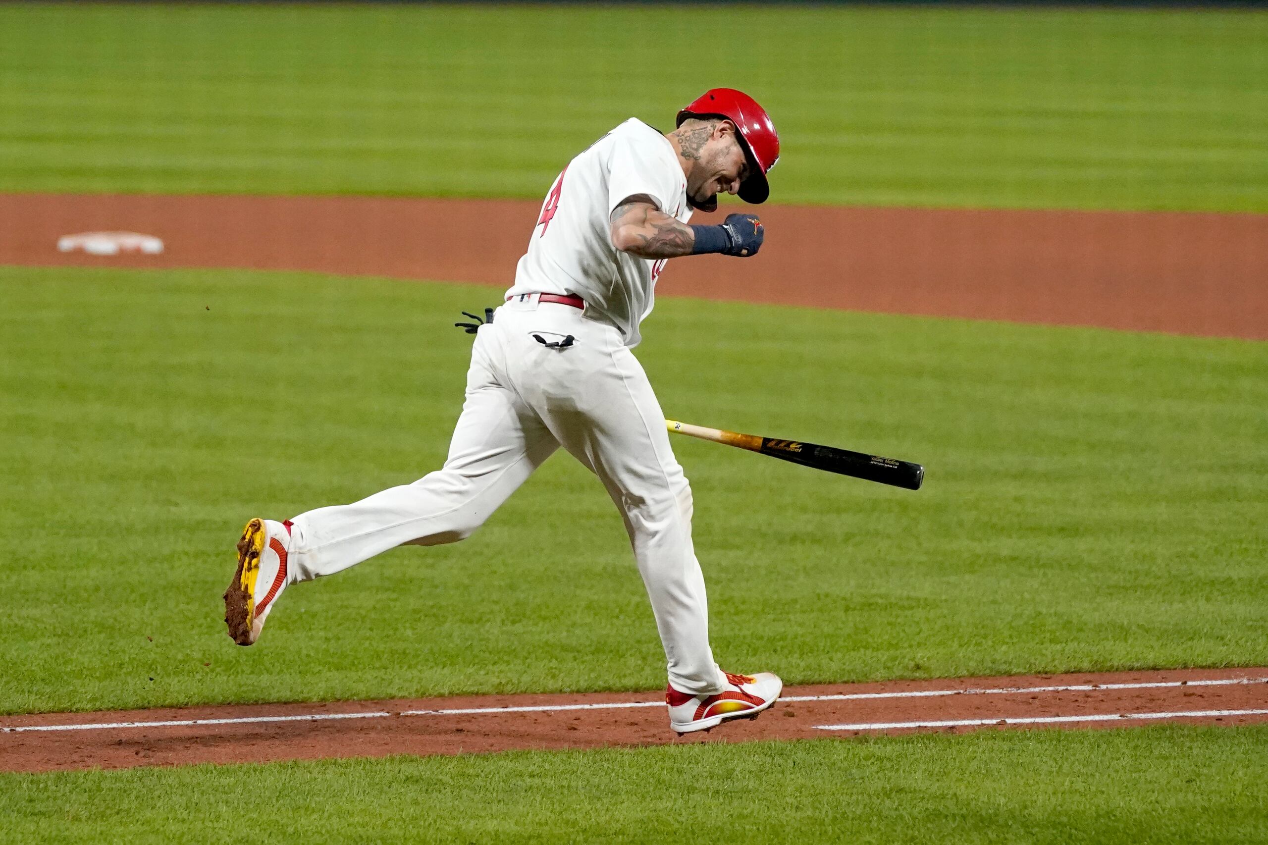 Tras conectar su histórico sencillo, el doradeño Yadier Molina avanza hacia primera celebrando lo que recién lograba: 2,000 hits en su carrera.