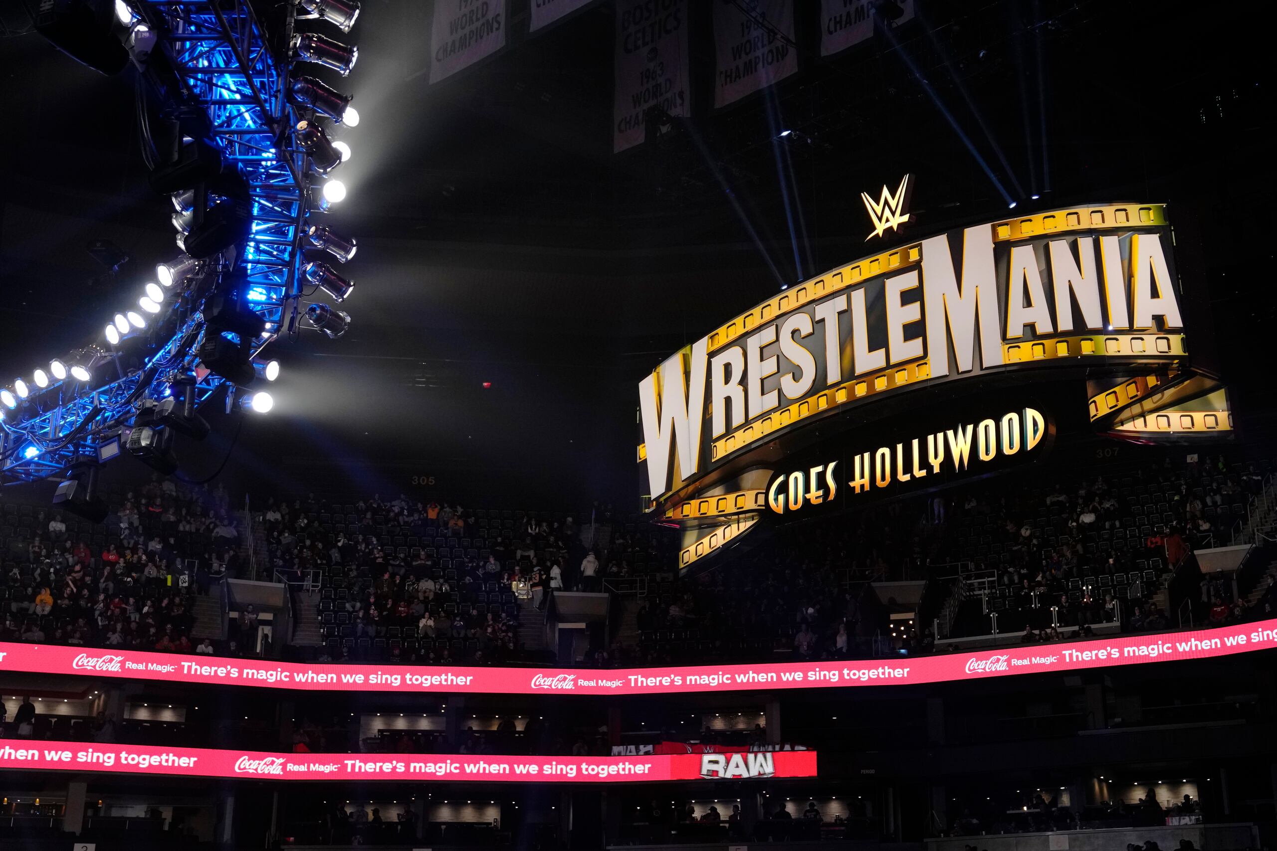 Un cartel de WrestleMania cuelga sobre la multitud durante un evento de WWE el lunes 6 de marzo de 2023 en Boston. (AP Foto/Charles Krupa)