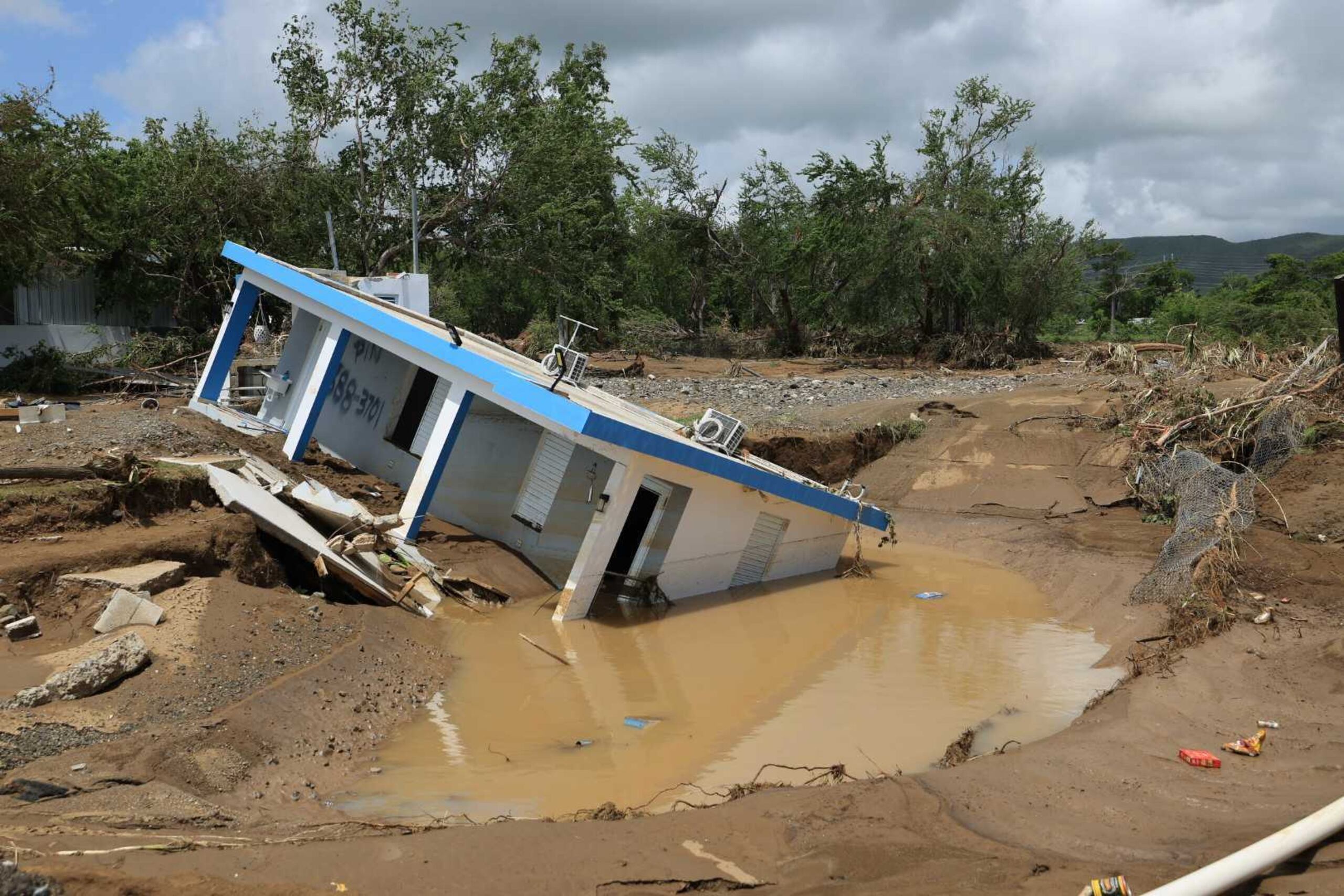 Una residencia se desplomó como parte de la destrucción que dejó el huracán Fiona en Villa Esperanza, en Salinas.