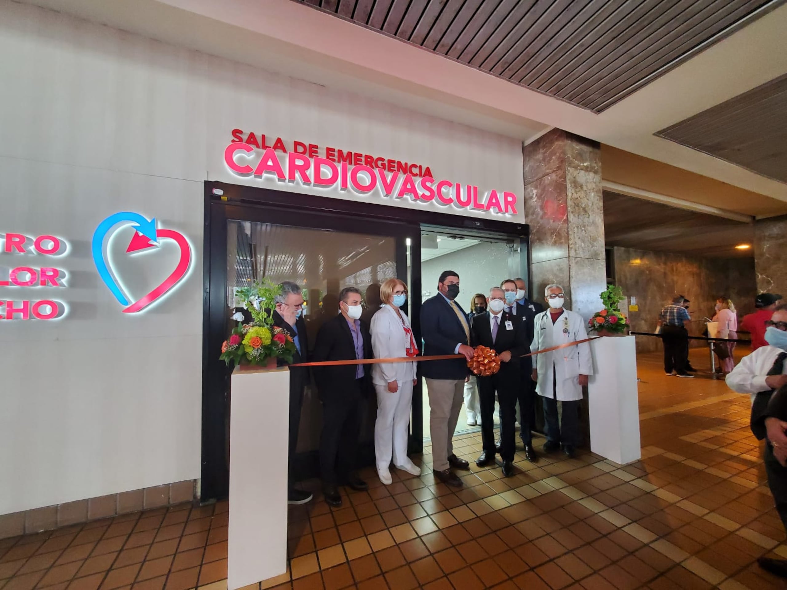 Como parte de sus estándares, la sala cuenta con cardiólogos intervencionales y cirujanos cardiovasculares, 24/7, que atienden de inmediato al paciente que llega con un infarto al miocardio.