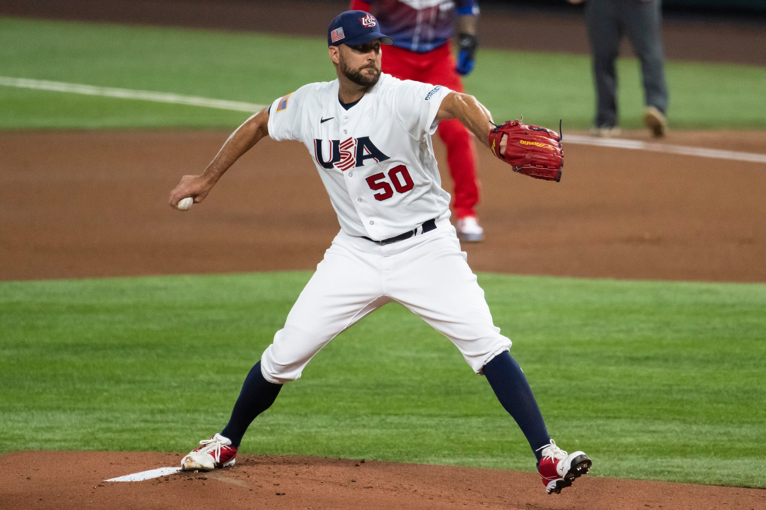 Adam Wainwright hace un envío en la victoria de Estados Unidos este domingo y bromeó luego de que su pana Yadier Molina no le ha escrito ni hablado para felicitarlo.