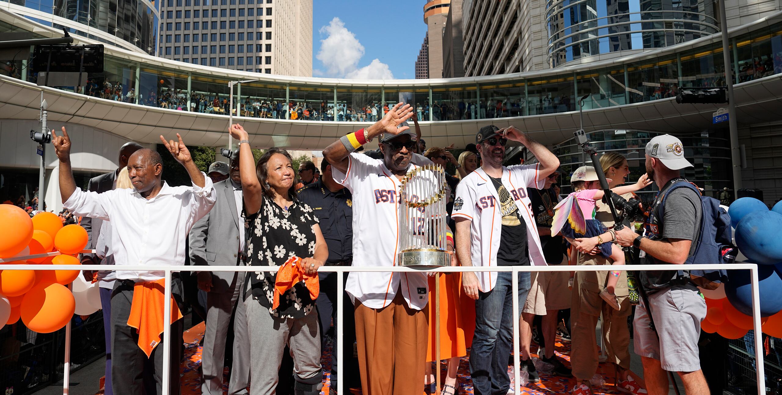 El mánager Dusty Baker estuvo también en la fiesta, celebrando su primer cetro como dirigente.