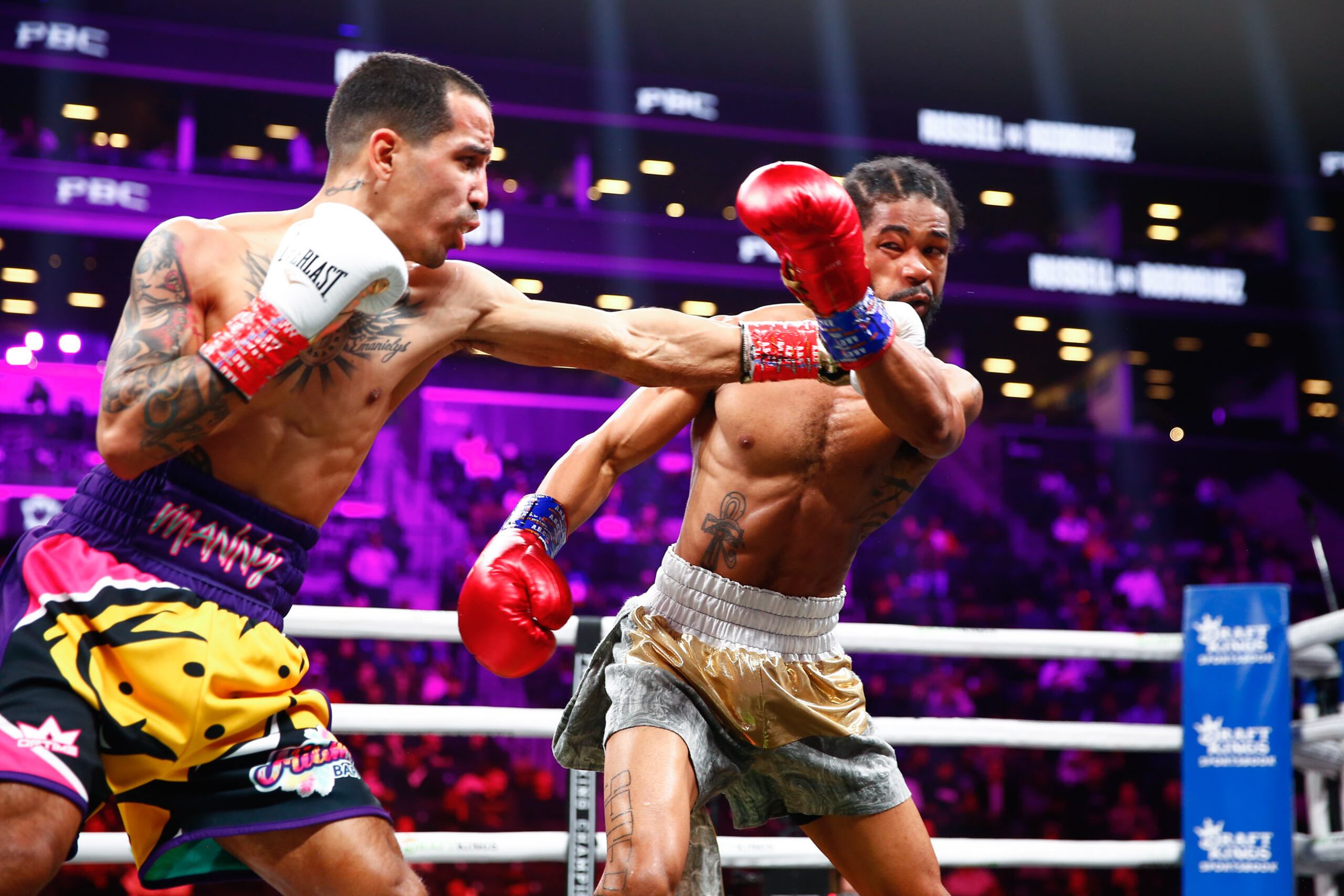 Manny Rodríguez conecta al rostro de Gary Russell.