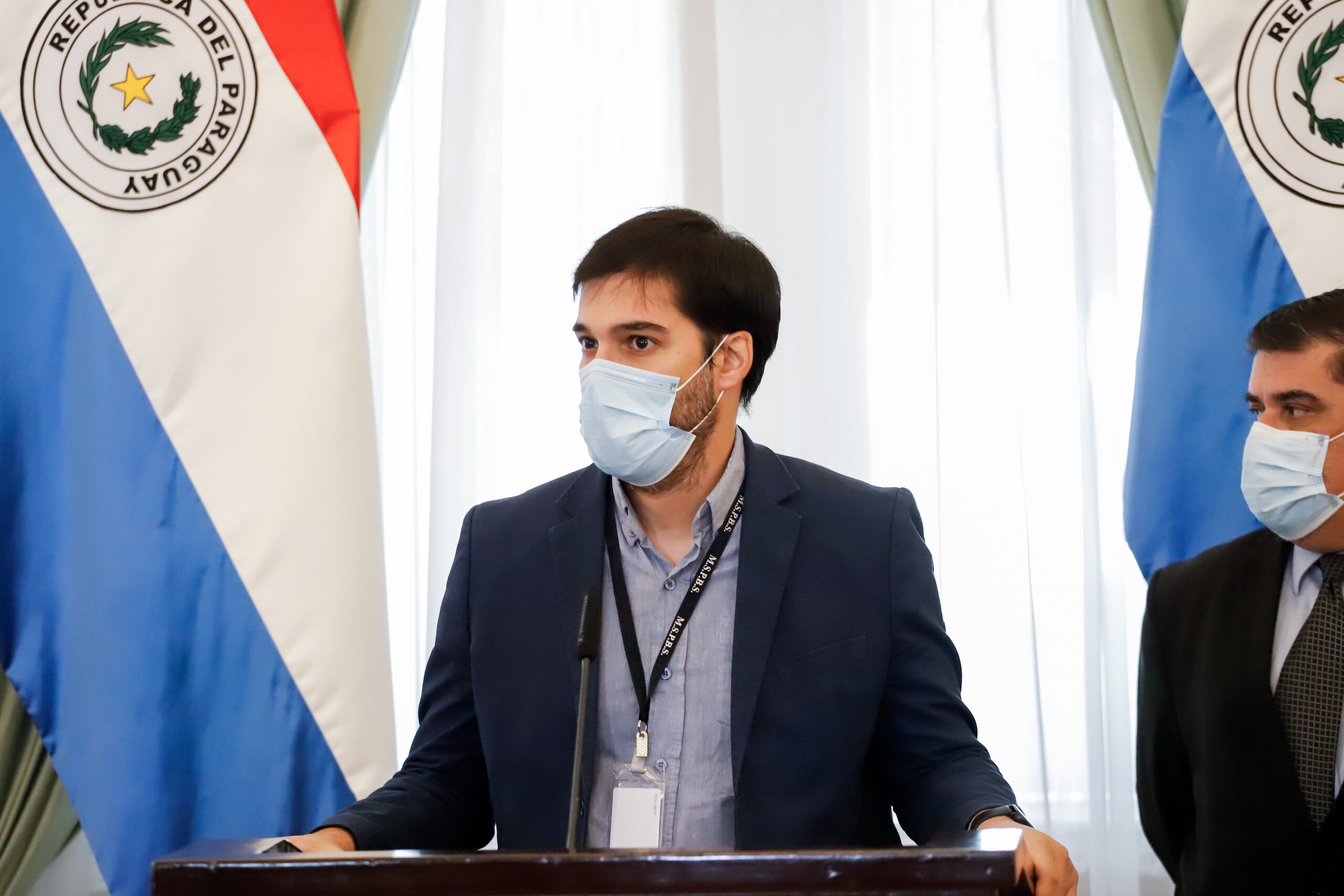 Fotografía que muestra a Guillermo Sequera, director de Vigilancia Sanitaria hoy, durante una conferencia en el Palacio de Gobierno en Asunción (Paraguay). EFE/Nathalia Aguilar