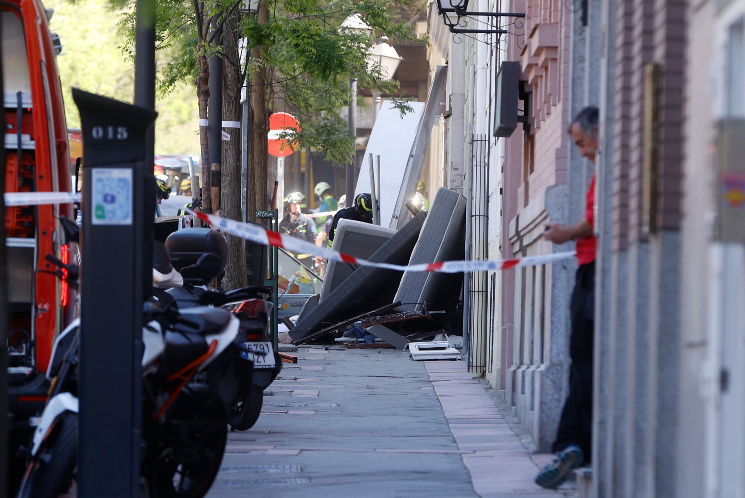 Una fuerte explosión originada en el ático de un edificio de cuatro plantas ubicado en la calle General Pardiñas esquina con calle Ayala, en el barrio madrileño de Salamanca, por causas que aún se desconocen. EFE/ J.j. Guillén
