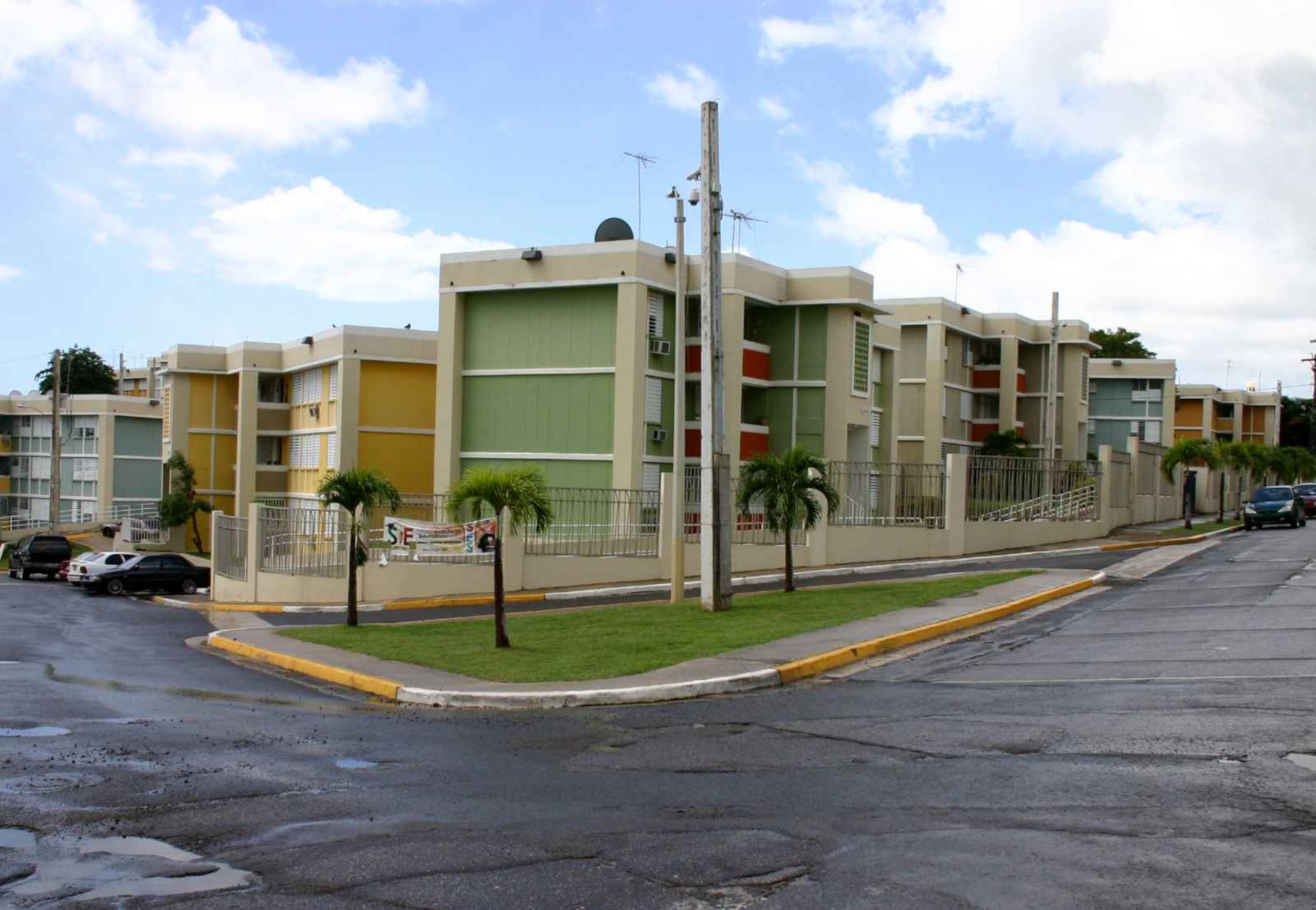 Un hombre fue agredido frente al edificio 1 del residencial Carioca, en Guayama. (GFR Media)