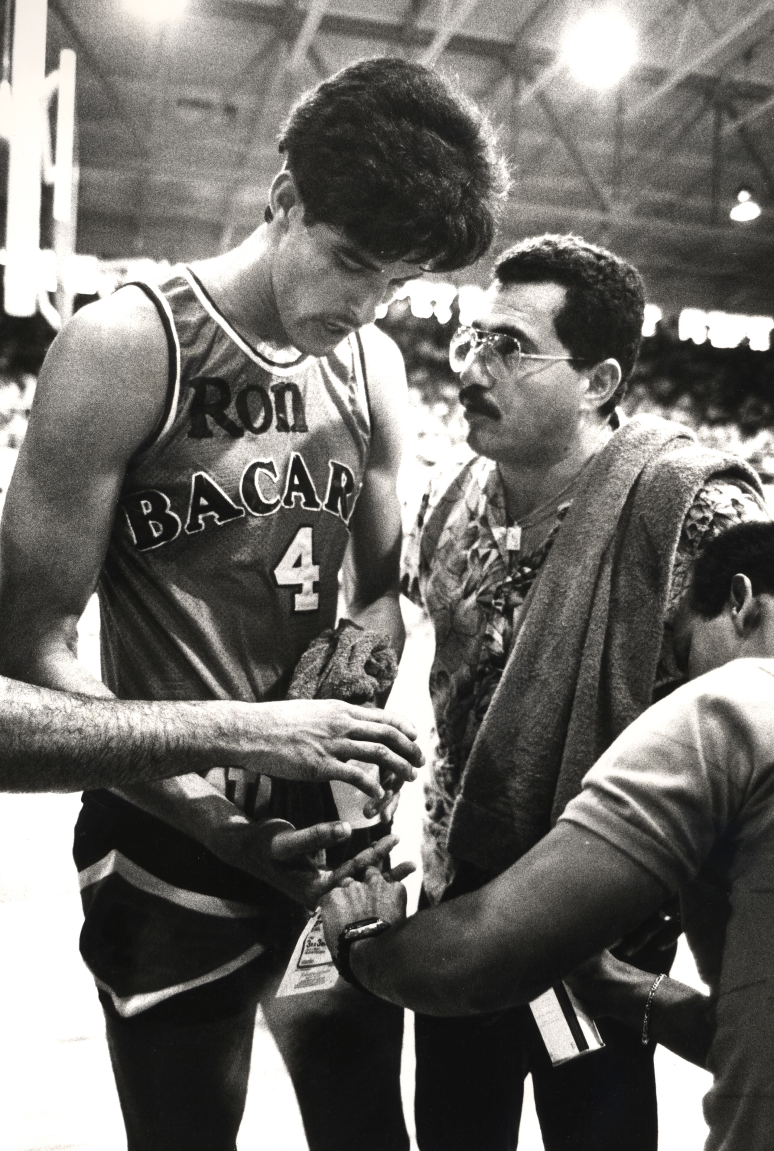 PIculín Ortiz recibe instrucciones de Flor Meléndez durante el tiempo que trabajaron juntos en San Germán a principios de la década del 1980.