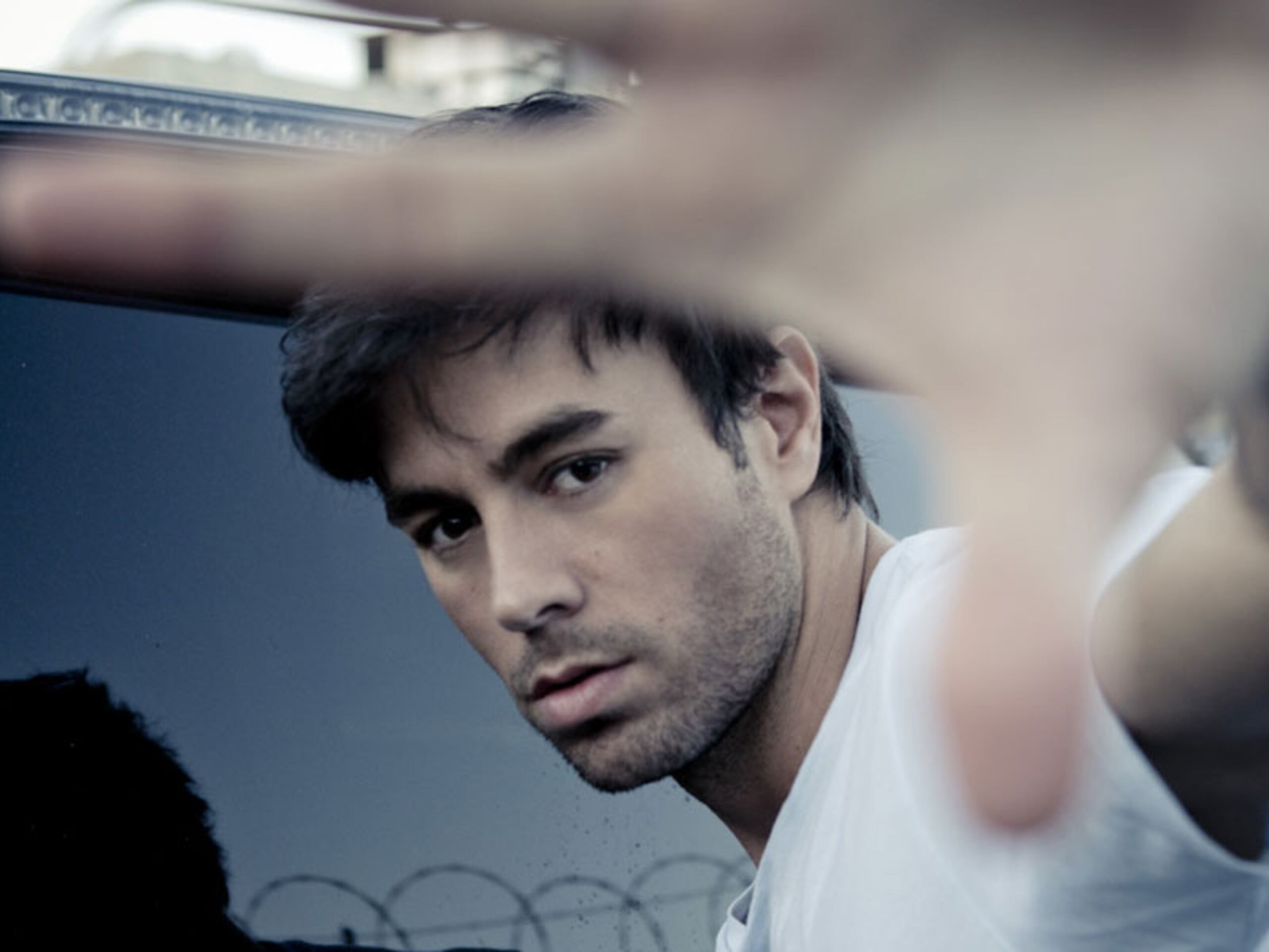 Enrique Iglesias  recomienda  ir de  concierto   antes  de   estar “en una cena aburrida”. Si  compartes   esa  idea deberás  este viernes  asistir a   su  espectáculo en el  que    interpretará  éxitos como   Por  amarte, Hero, Tonight, Somebody's Me, I Like It y Addicted, entre  otros. Trae  invitado.   (Archivo)
