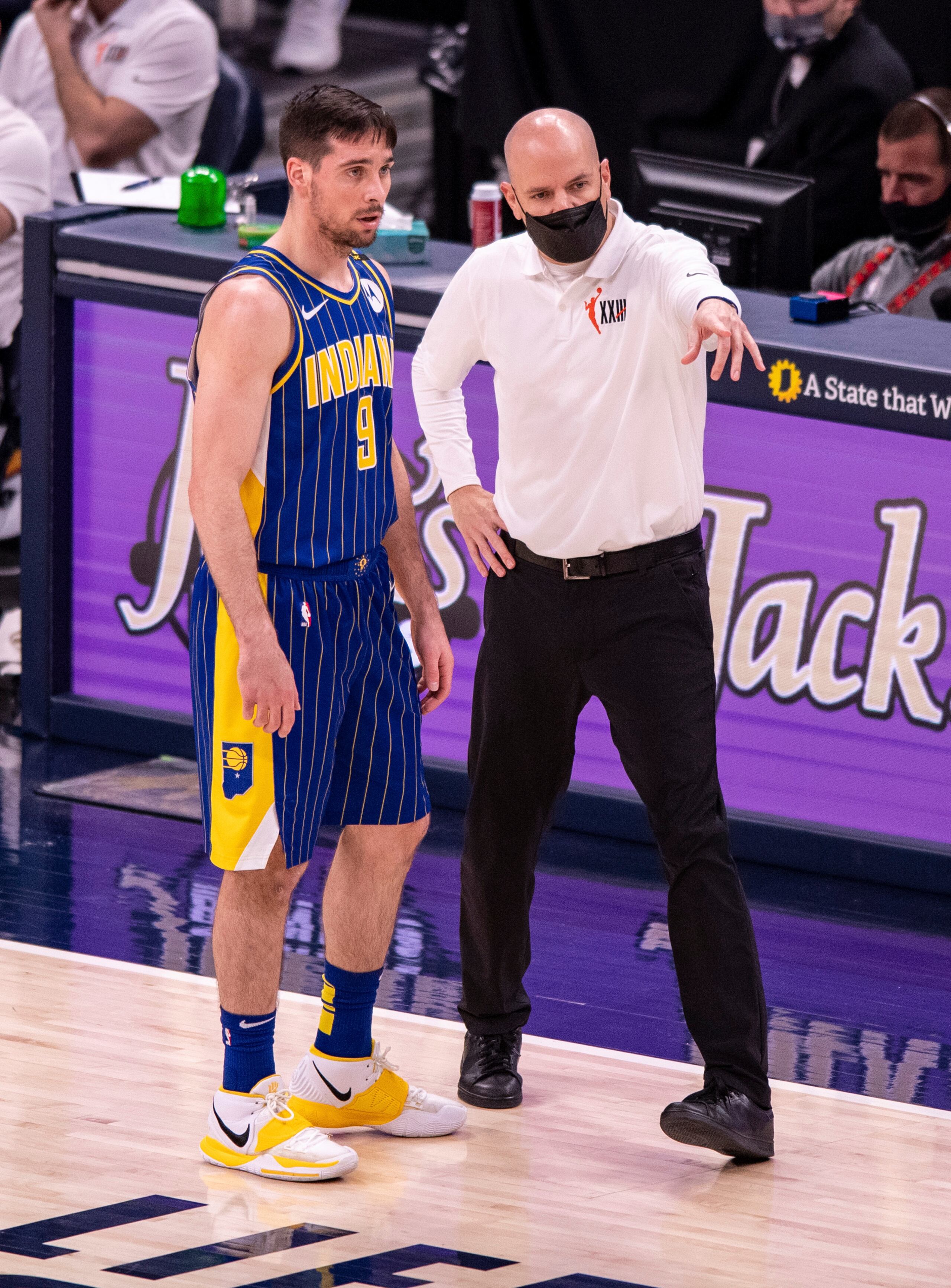 El dirigente de los Pacers de Indiana, Nate Bjorkgren, admitió problemas de comunicación dentro del equipo en las postrimerías de la temporada. Aquí habla con el defensa T.J. McConnell.