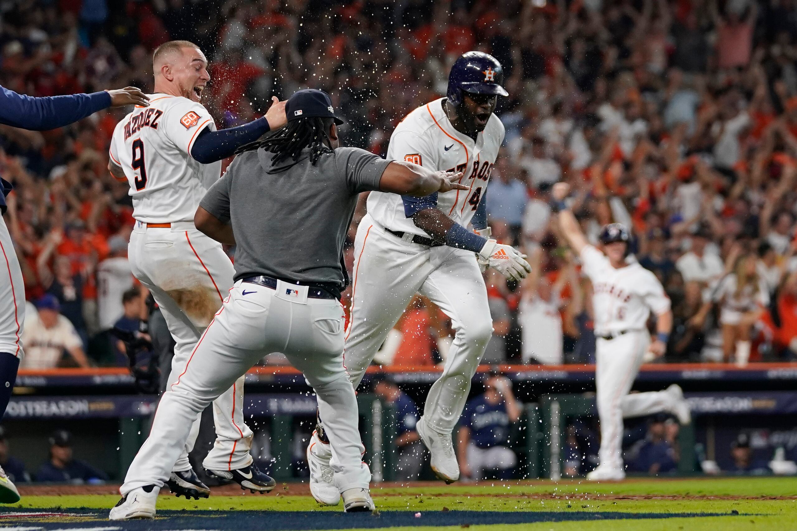 El bateador designado de los Astros de Houston, Yordan Álvarez, a la derecha, es felicitado por el boricua Christian Vázquez (9) y otro compañero luego de su decisivo cuadrangular del martes ante Seattle.